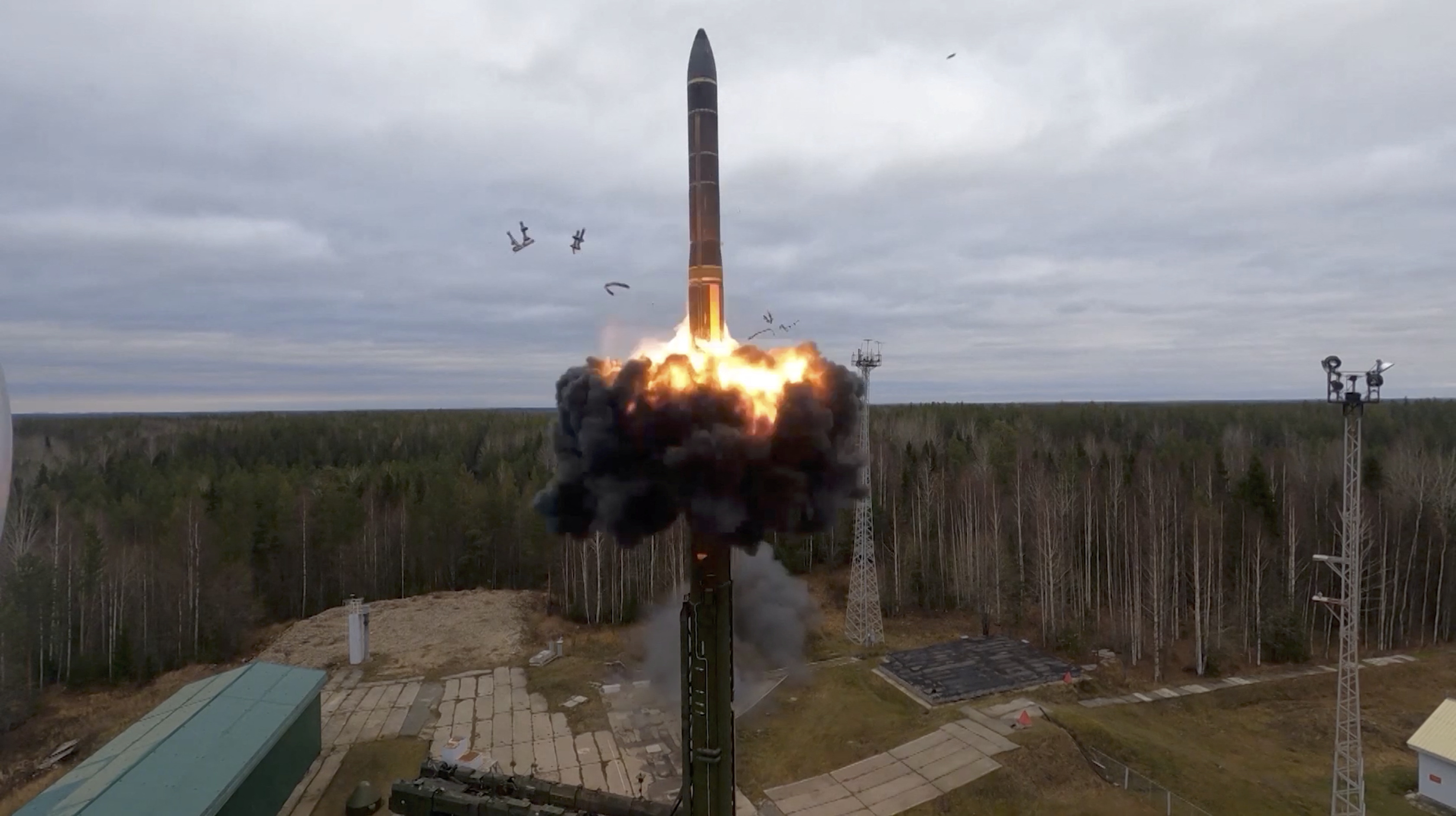 El misil balístico intercontinental Yars lanzado durante los ejercicios realizados por las fuerzas nucleares estratégicas de Rusia (Ministerio de Defensa de Rusia/REUTERS)
