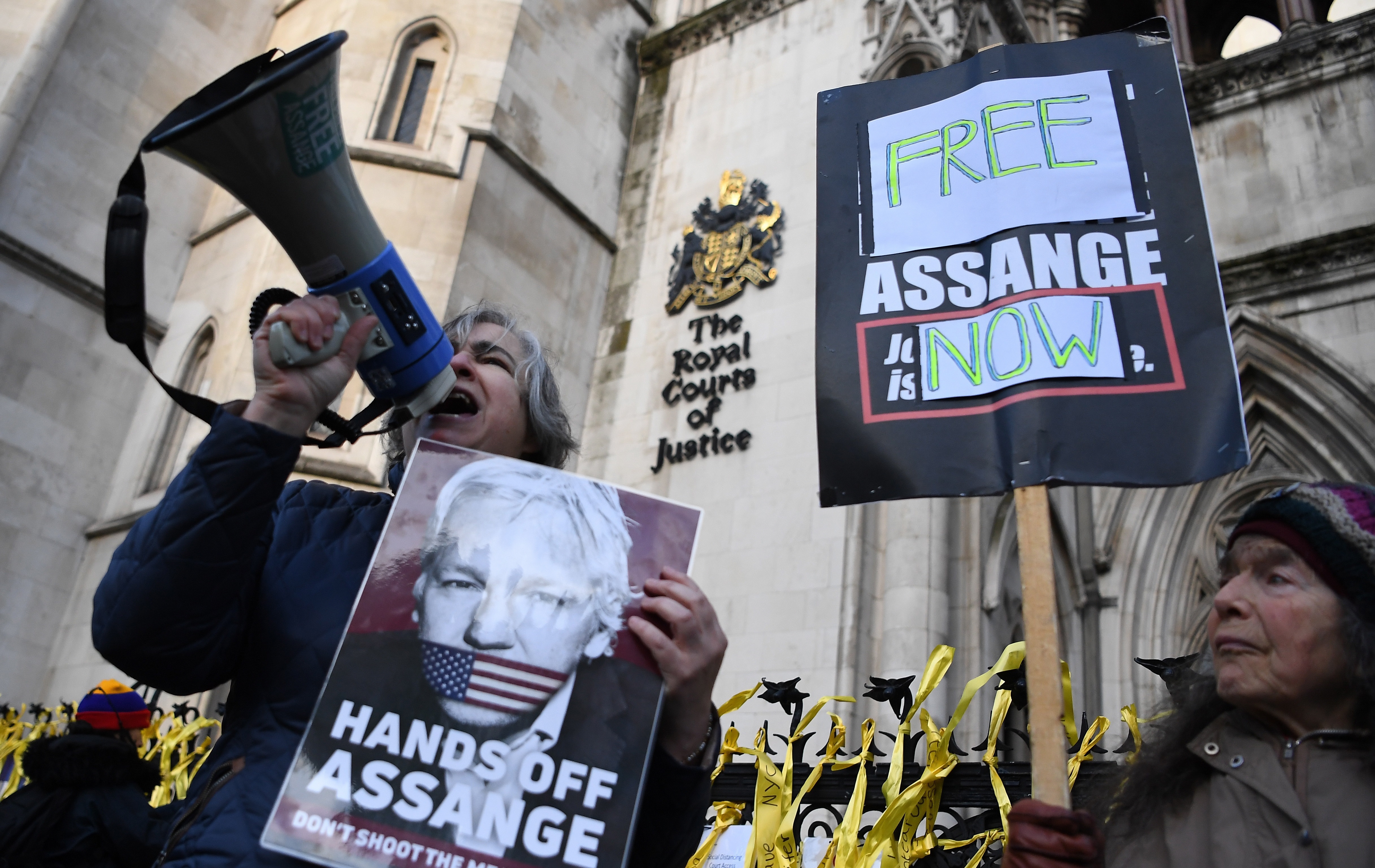 Simpatizantes de Julian Assange protestan junto a la sede del tribunal de Londres (Foto: EFE)
