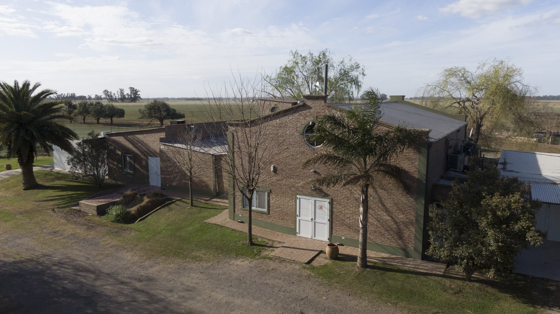 La fachada de la fábrica donde se procesa la leche, se estaciona y se extrae