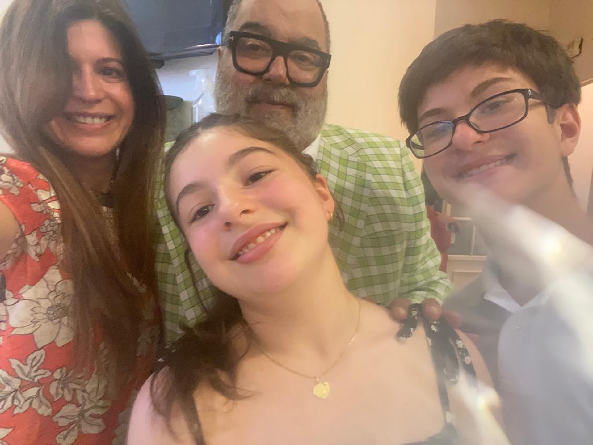 Elbita Marcovecchio y sus hijos Valentino (14) y Allegra (12), junto a Jorge Lanata en salida familiar
