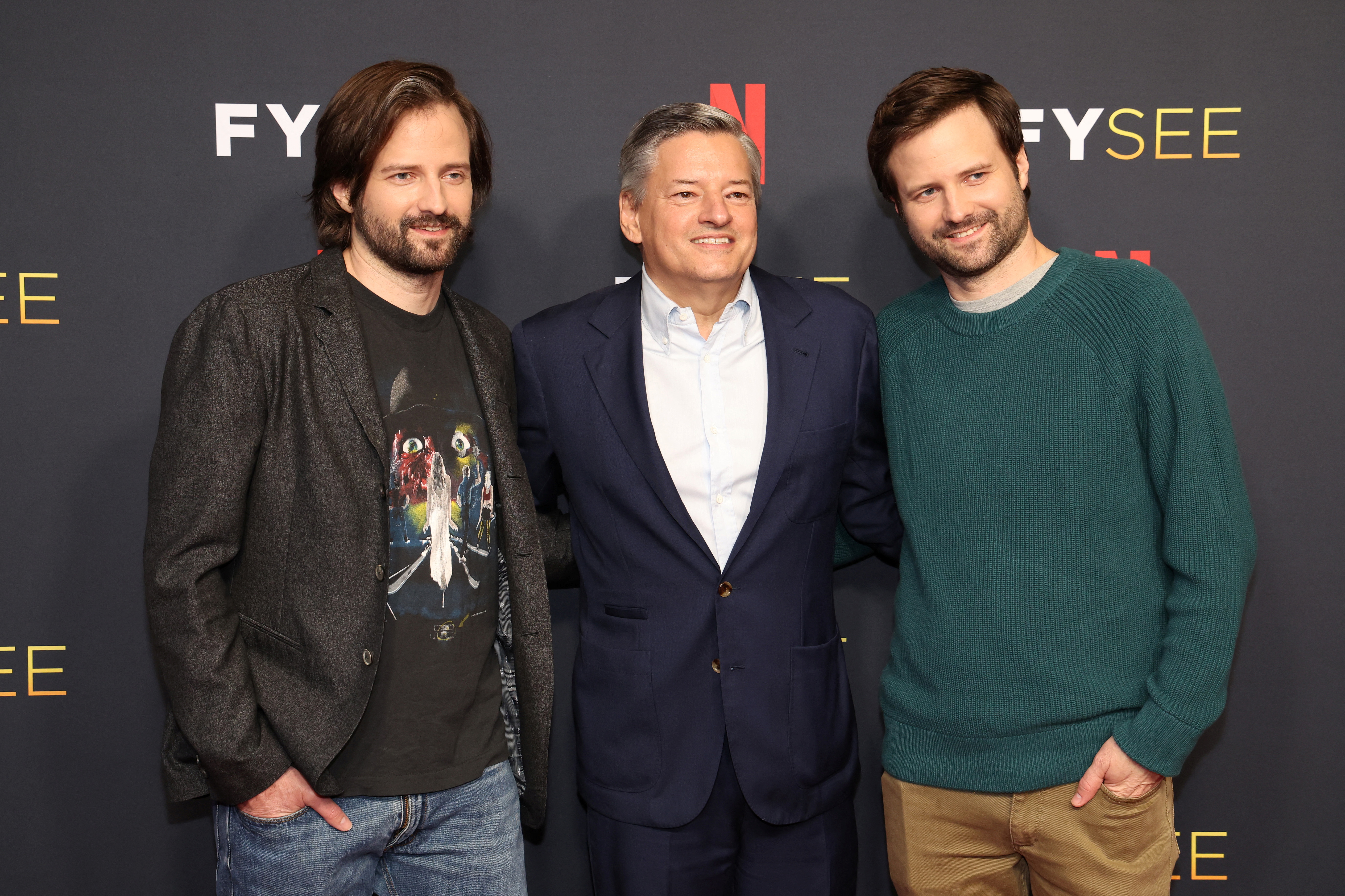 El CEO de Netflix, Ted Sarandos, con Matt y Ross Duffer. (MARIO ANZUONI/REUTERS)