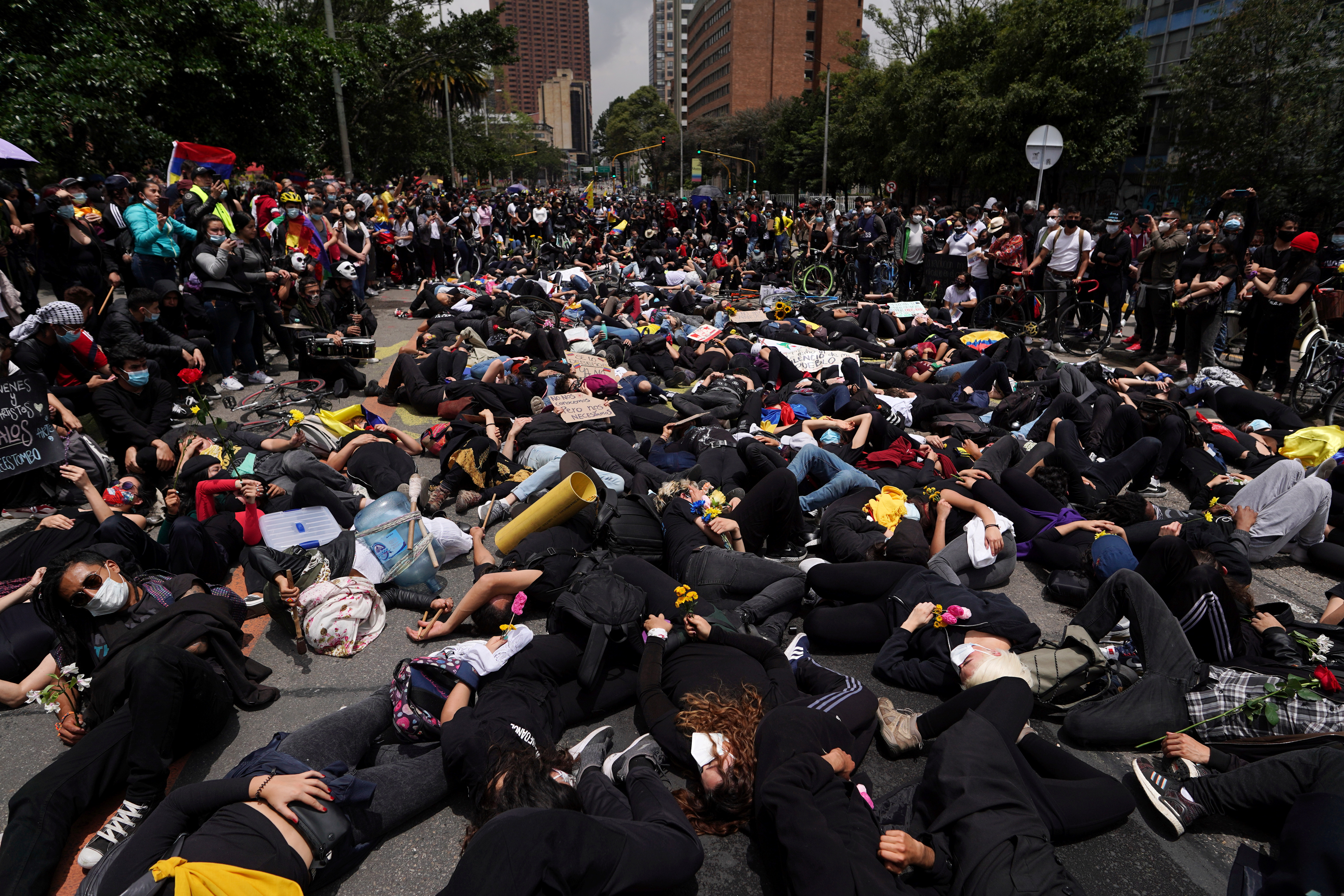 Manifestantes participan en una protesta contra la pobreza y la violencia policial en Bogotá, Colombia, el 5 de mayo de 2021 (Reuters/ Nathalia Angarita NO REVENTAS. NO ARCHIVOS  NO RESALES. NO ARCHIVES