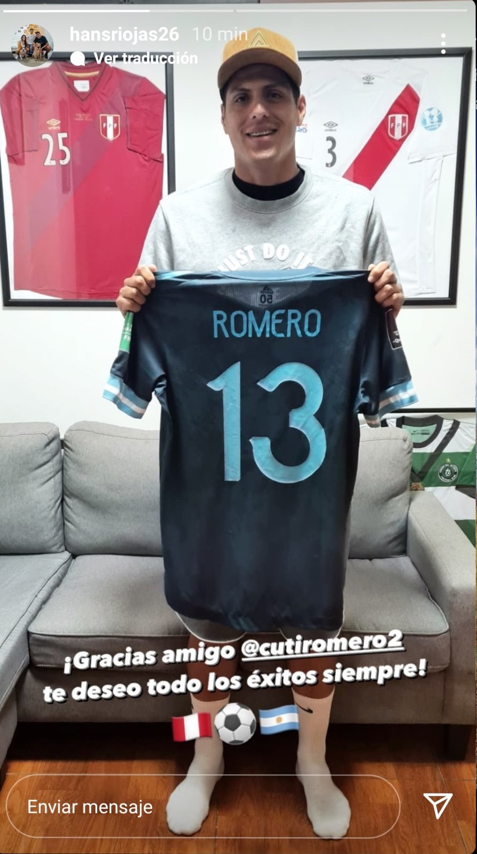 Hansell Riojas con la camiseta de Cristian Romero. (Captura Instagram Hansell Riojas)