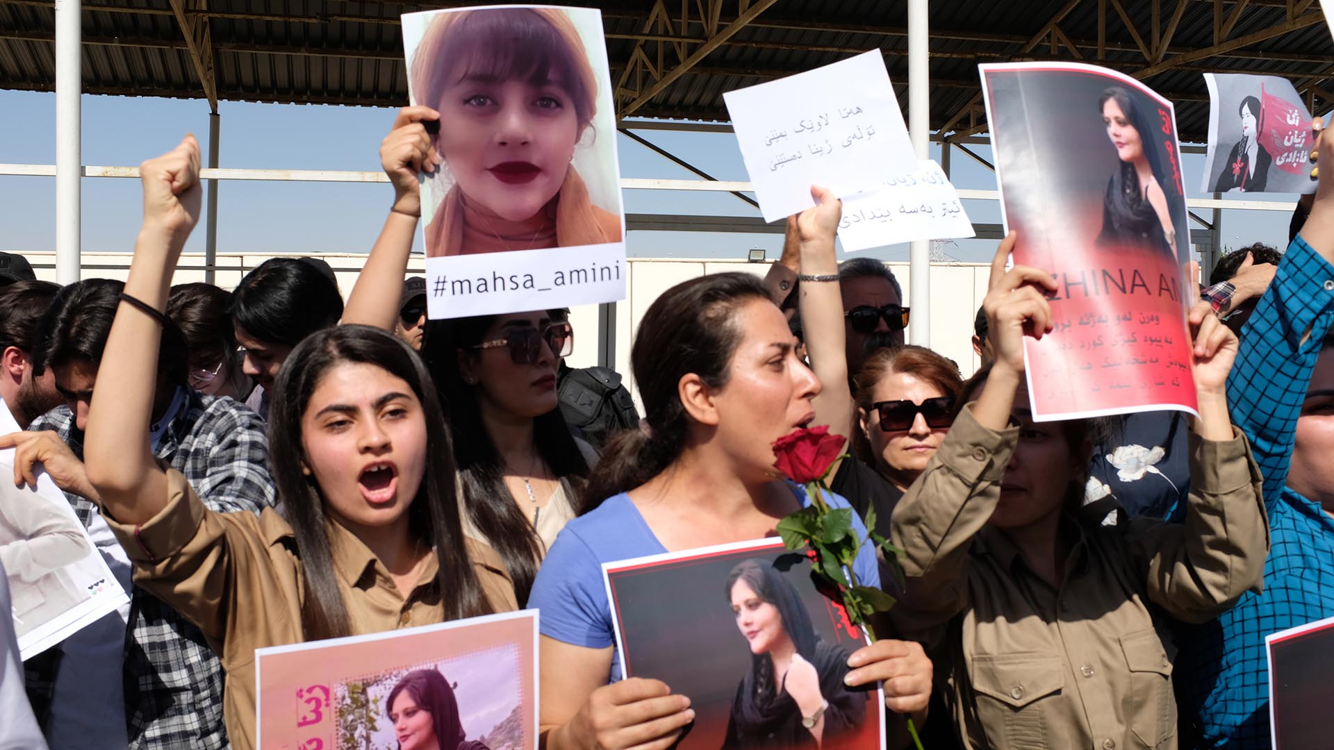 Los manifestantes se reúnen frente a la sede de la ONU en Erbil el 24 de septiembre de 2022 para protestar por la muerte de Masha Amini, quien había caído en coma durante tres días después de ser detenida por la policía moral en Teherán, Irán.  (AP Photo/Hawre Khalid, Metrografía, Archivo)