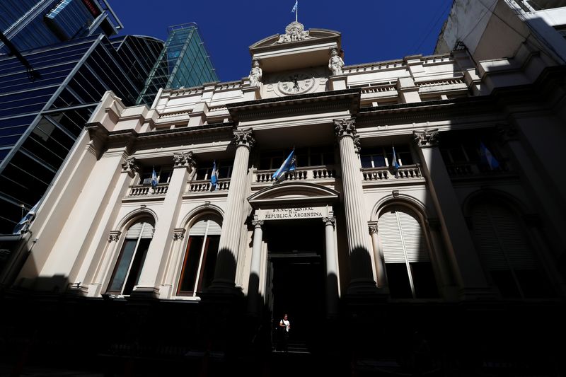 Frente de la sede del Banco Central de la República Argentina. (Reuters)