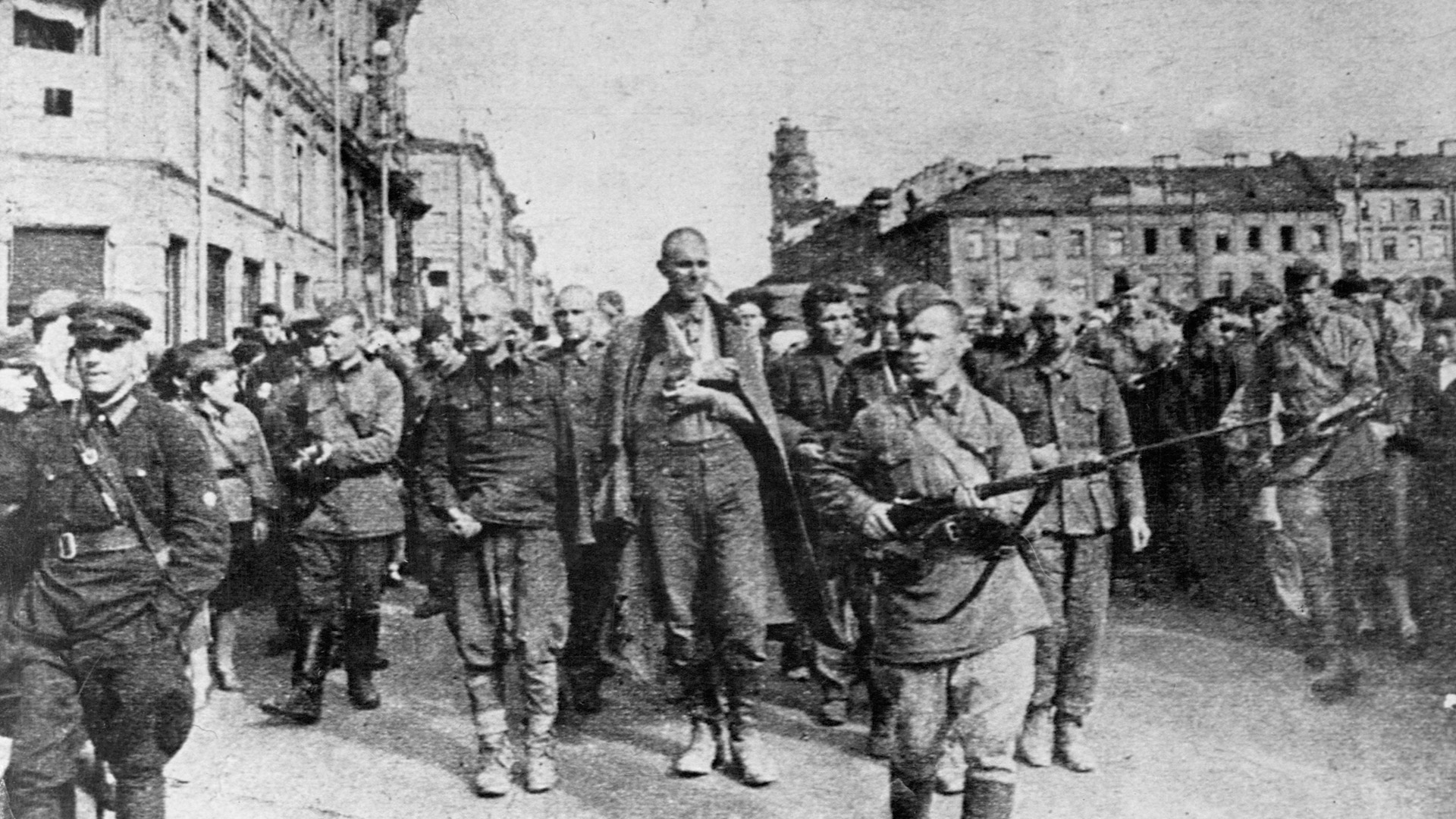 Los soldados rusos conducen a los prisioneros de guerra alemanes por las calles de Leningrado, una ciudad que los alemanes no pudieron capturar a pesar de un largo asedio que duró entre 1941 y 1944 (Corbis vía Getty Images)