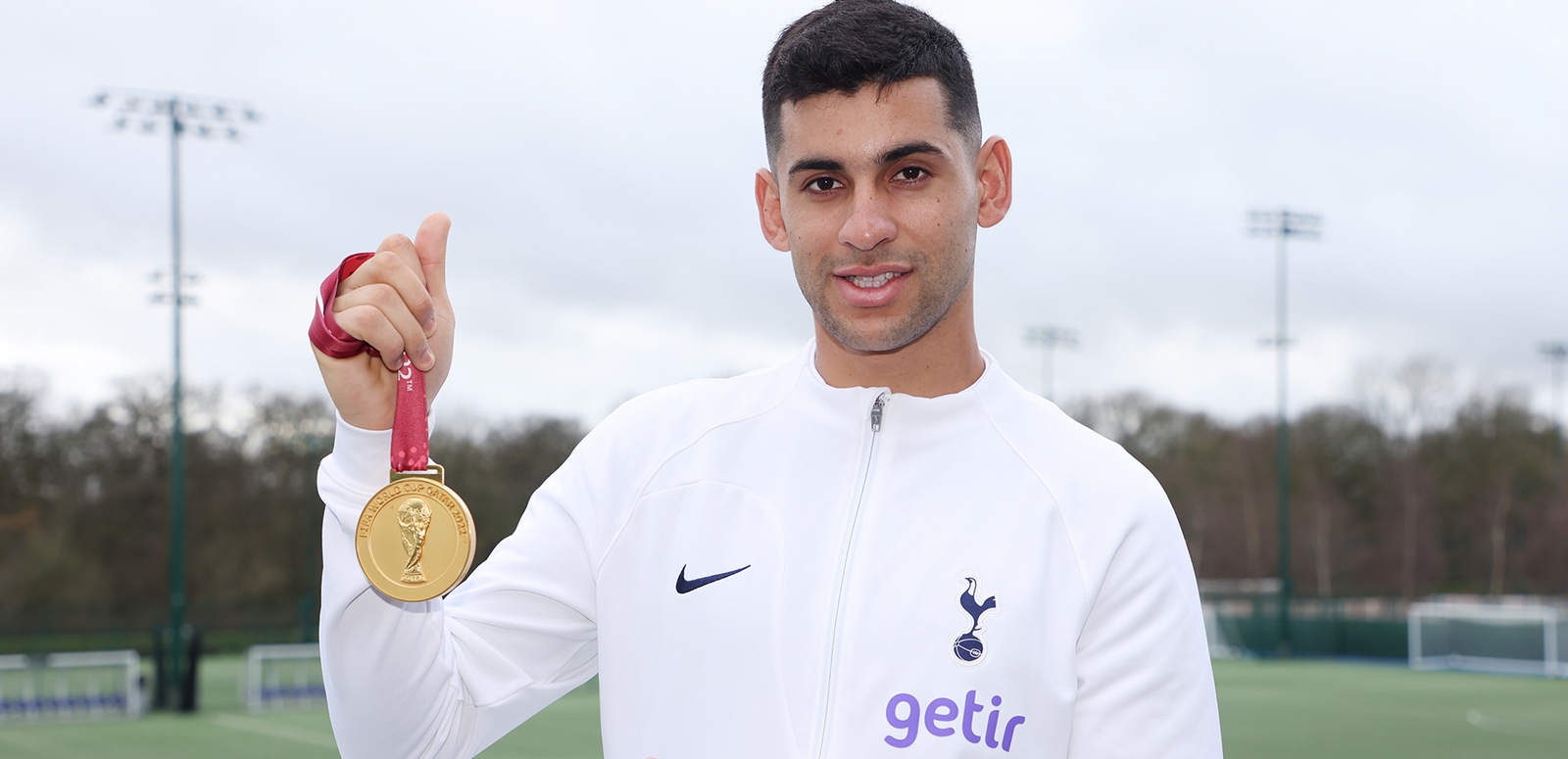 El Cuti llevó la medalla de campeón al predio de entrenamiento del Tottenham Hotspur (Foto: Spurs Oficial)