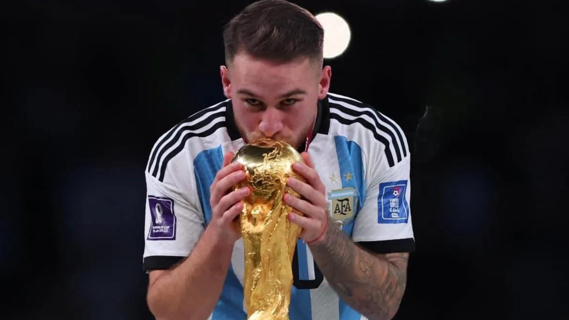 Alexis Mac Allister besando la Copa del Mundo tras ganarle la final a Francia con Argentina. (TyC Sports)