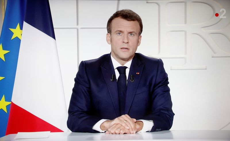 El presidente francés, Emmanuel Macron, es visto en pantalla durante un discurso al país sobre el brote de coronavirus, en Francia, Marzo 31, 2021. REUTERS/Stephane Mahe