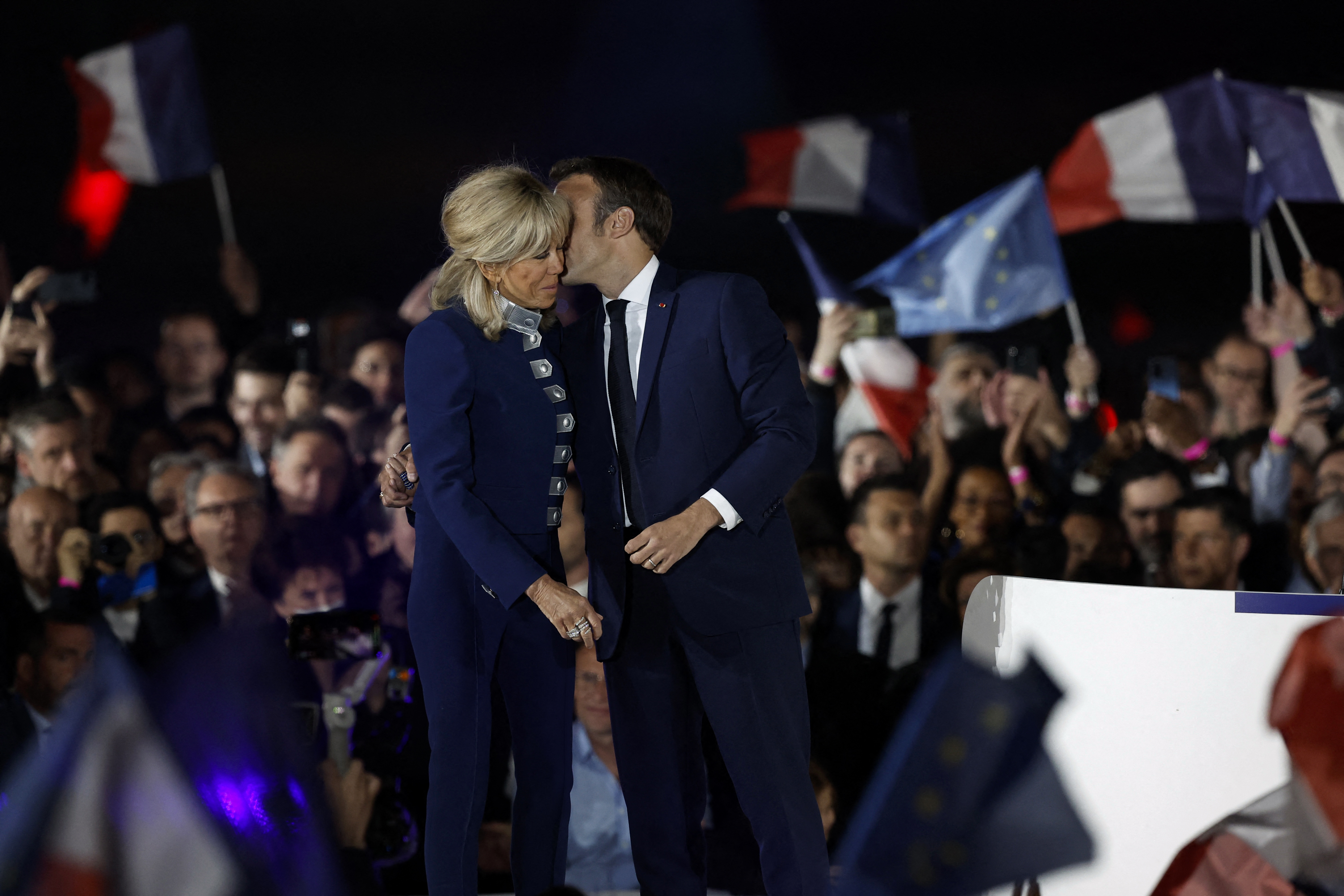 Macron besa a su esposa, la primera dama francesa Brigitte Macron