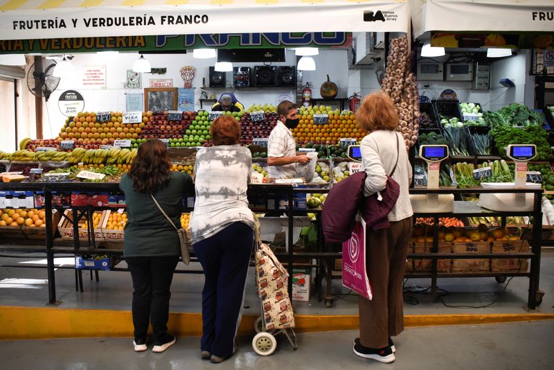 La inflación del 2022 fue la más alta desde 1991. REUTERS/Mariana Nedelcu