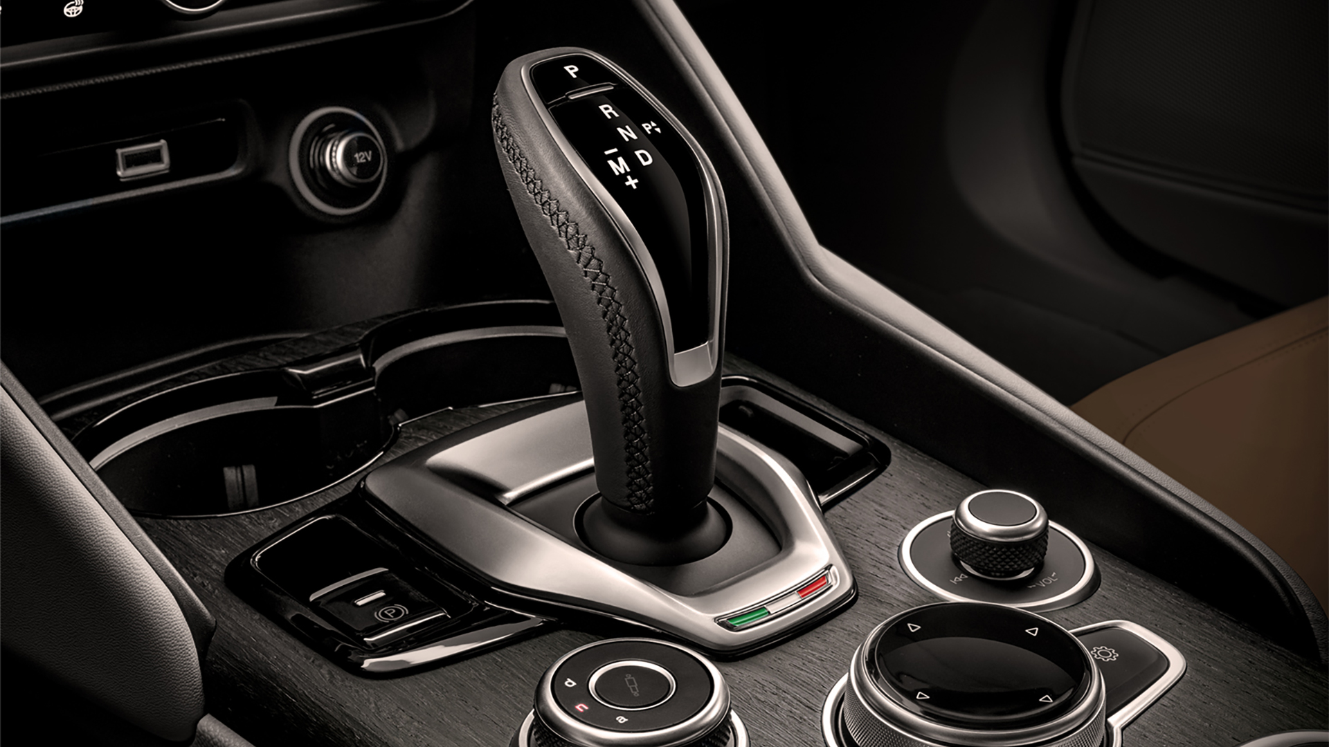 Los Alfa Romeo, más allá de tener levas en el volante, tienen accionamiento manual en la palanca, con el movimiento basado en la inercia del auto y el cuerpo del conductor