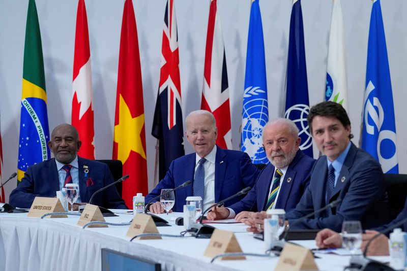 El presidente de Comoras, Azali Assoumani, el presidente de EEUU, Joe Biden, el presidente de Brasil, Luiz Inácio Lula de Silva, y el primer ministro canadiense, Justin Trudeau, participan en una sesión de trabajo del G7 en Hiroshima. (Susan Walsh/REUTERS)