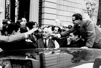 El presidente Illia, al abandonar la Casa Rosada, el 28 de junio de 1966. Solo unos pocos acólitos fueron a despedir al presidente radical tras su destitución