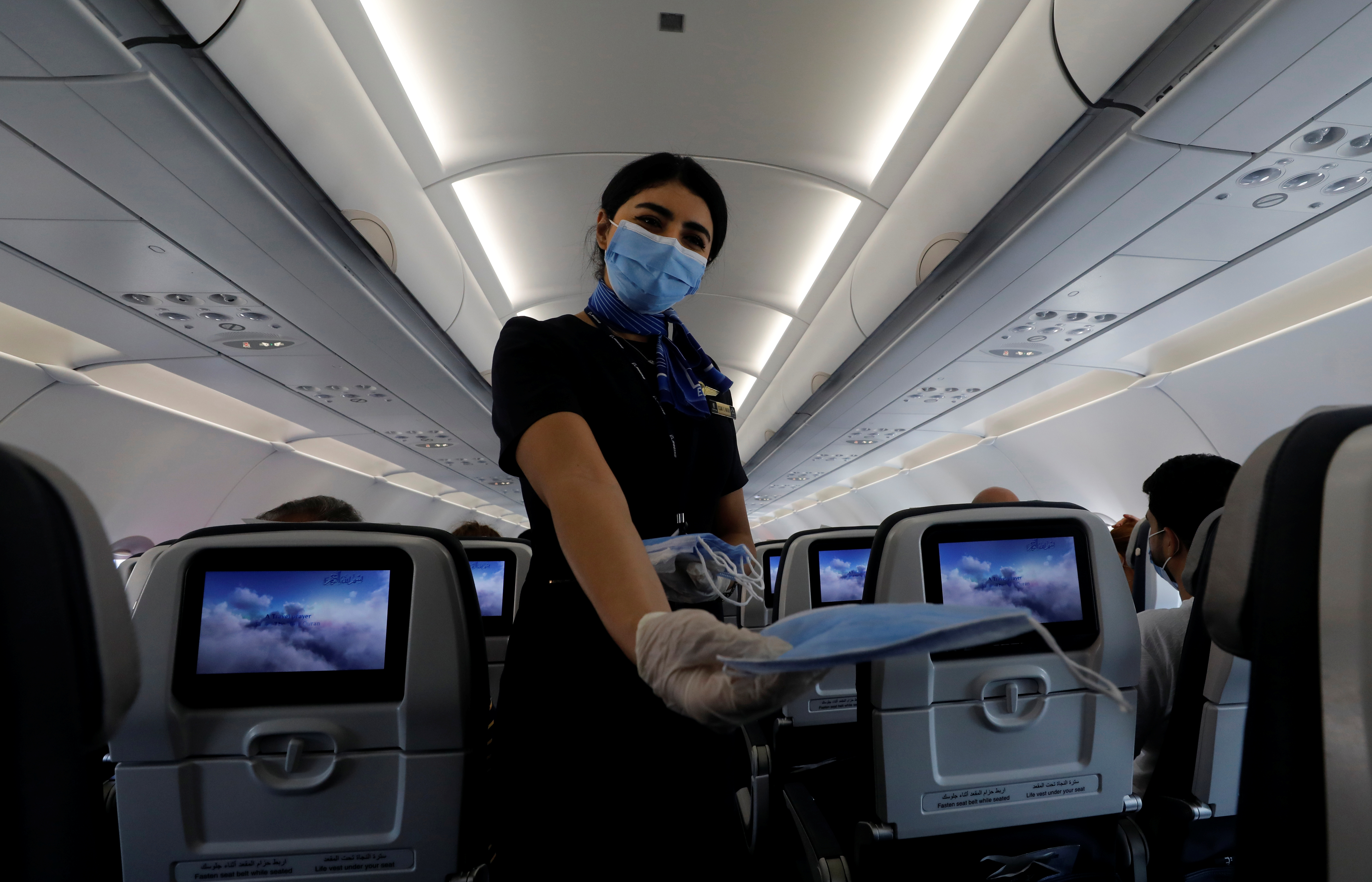 Un fallo judicial dejó sin efecto la obligatoriedad de usar tapabocas en los vuelos estadounidenses. REUTERS/Mohamed Abd El Ghany