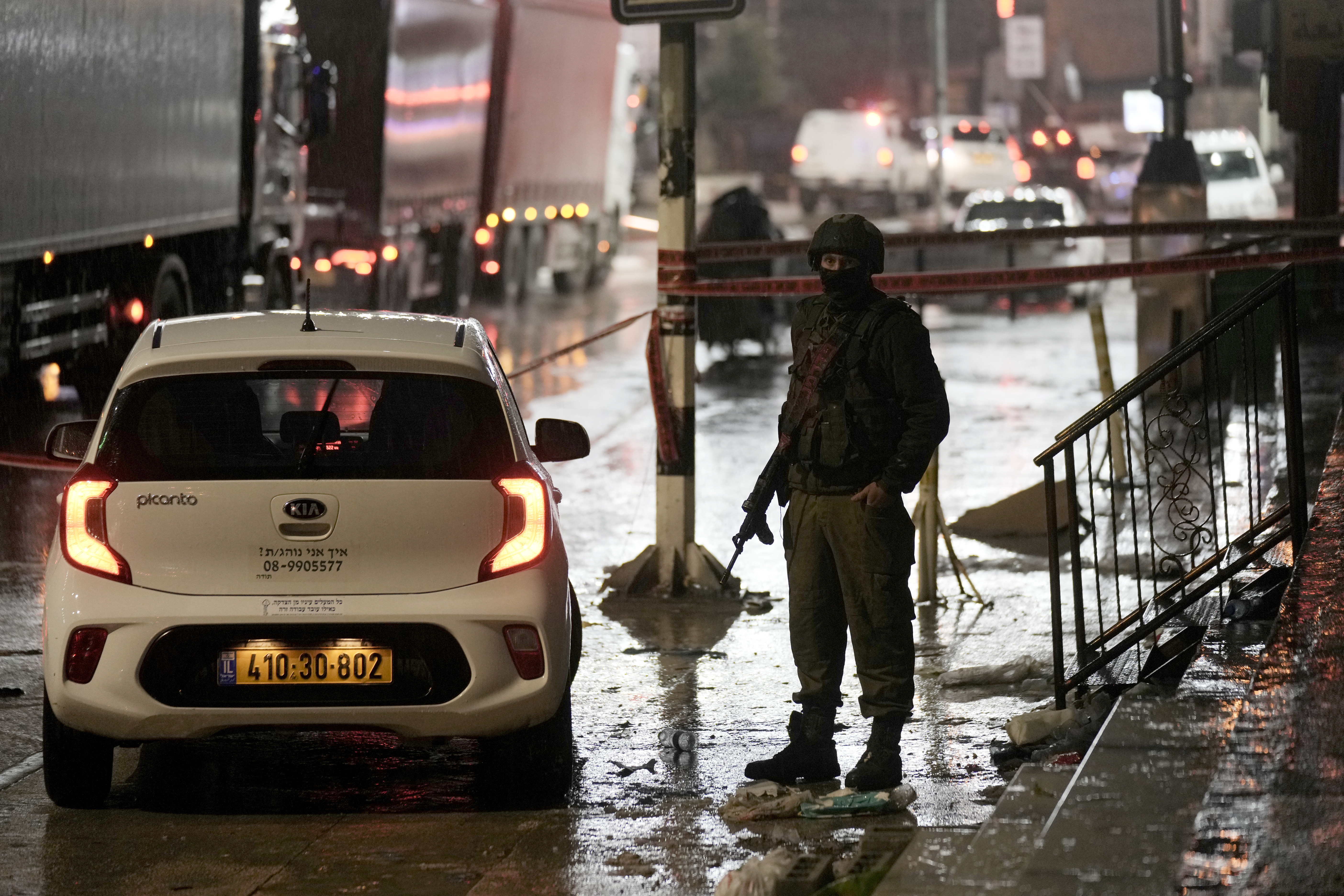 Un soldado israelí patrulla en Hawara, Cisjordania (Foto AP/Majdi Mohammed)