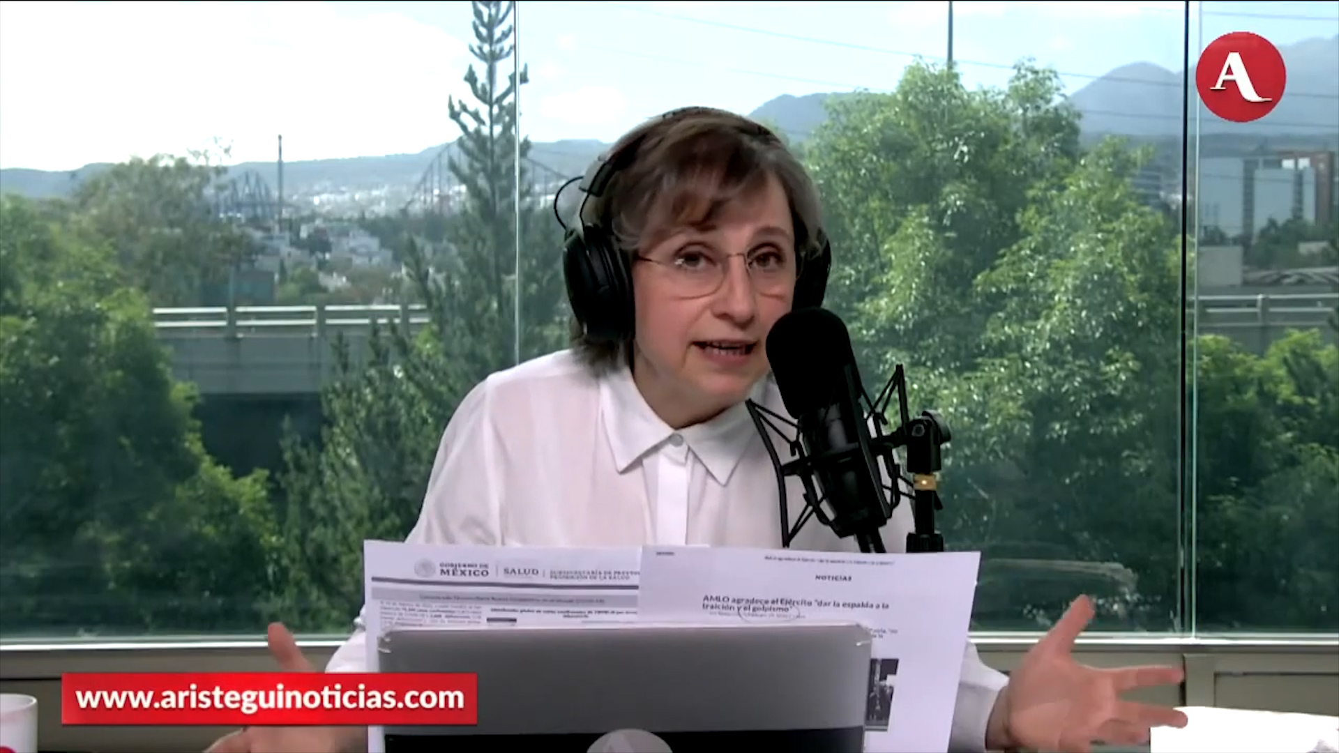 Carmen Aristegui durante una transmisión del programa (Foto: Captura de pantalla/Aristegui Noticias) 