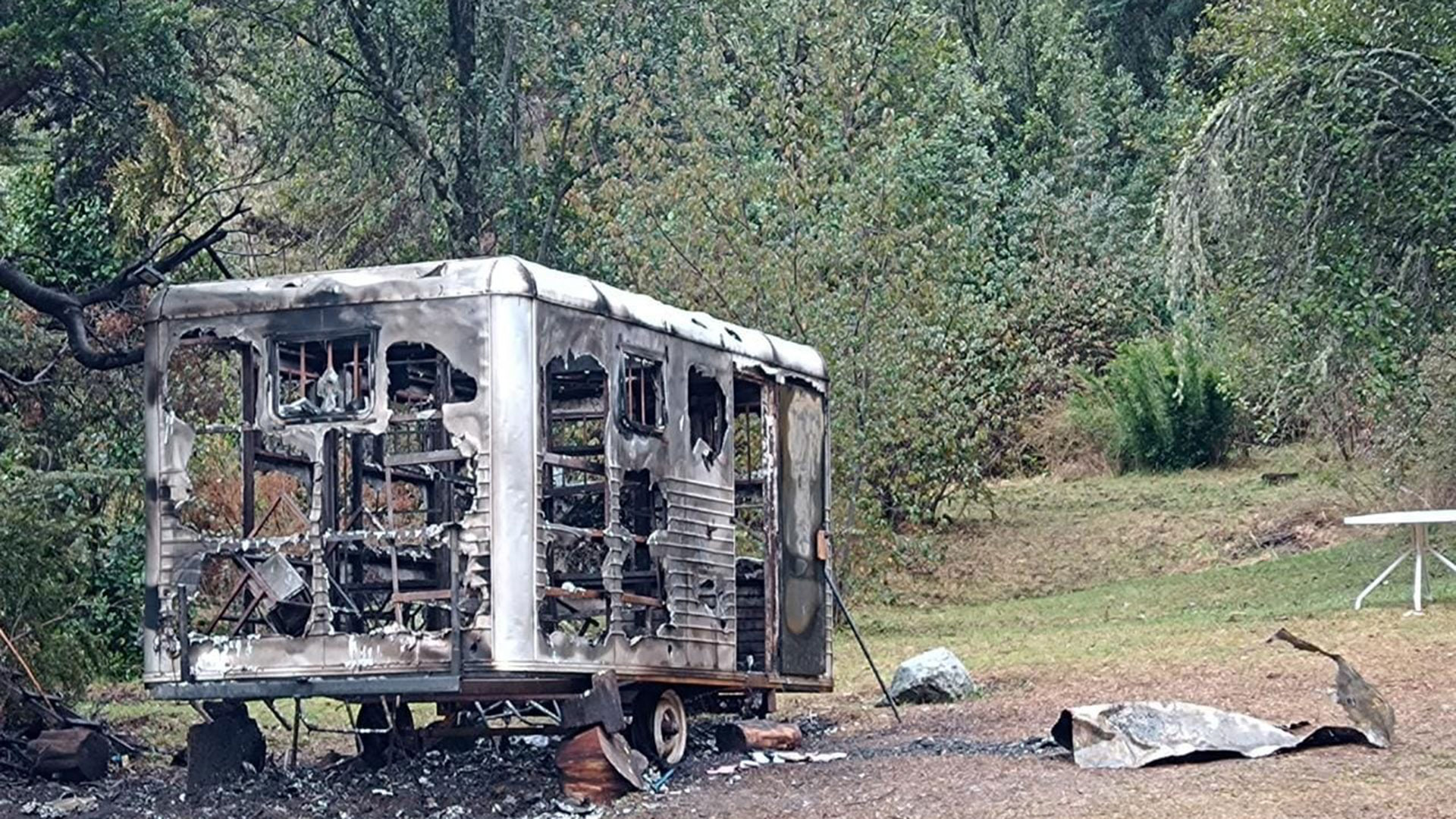 Mapuches incendiaron un puesto móvil de Gendarmería Nacional en Villa Mascardi - Infobae