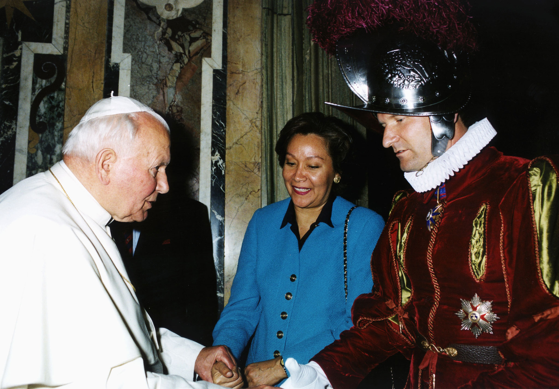 Alois Estermann, integrante de la Guardia Suiza, junto a su esposa Gladys Meza y el papa Juan Pablo II. PH/ME