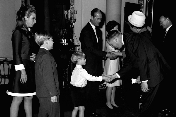 Los astronautas del Apolo 11 saludan a la familia real 