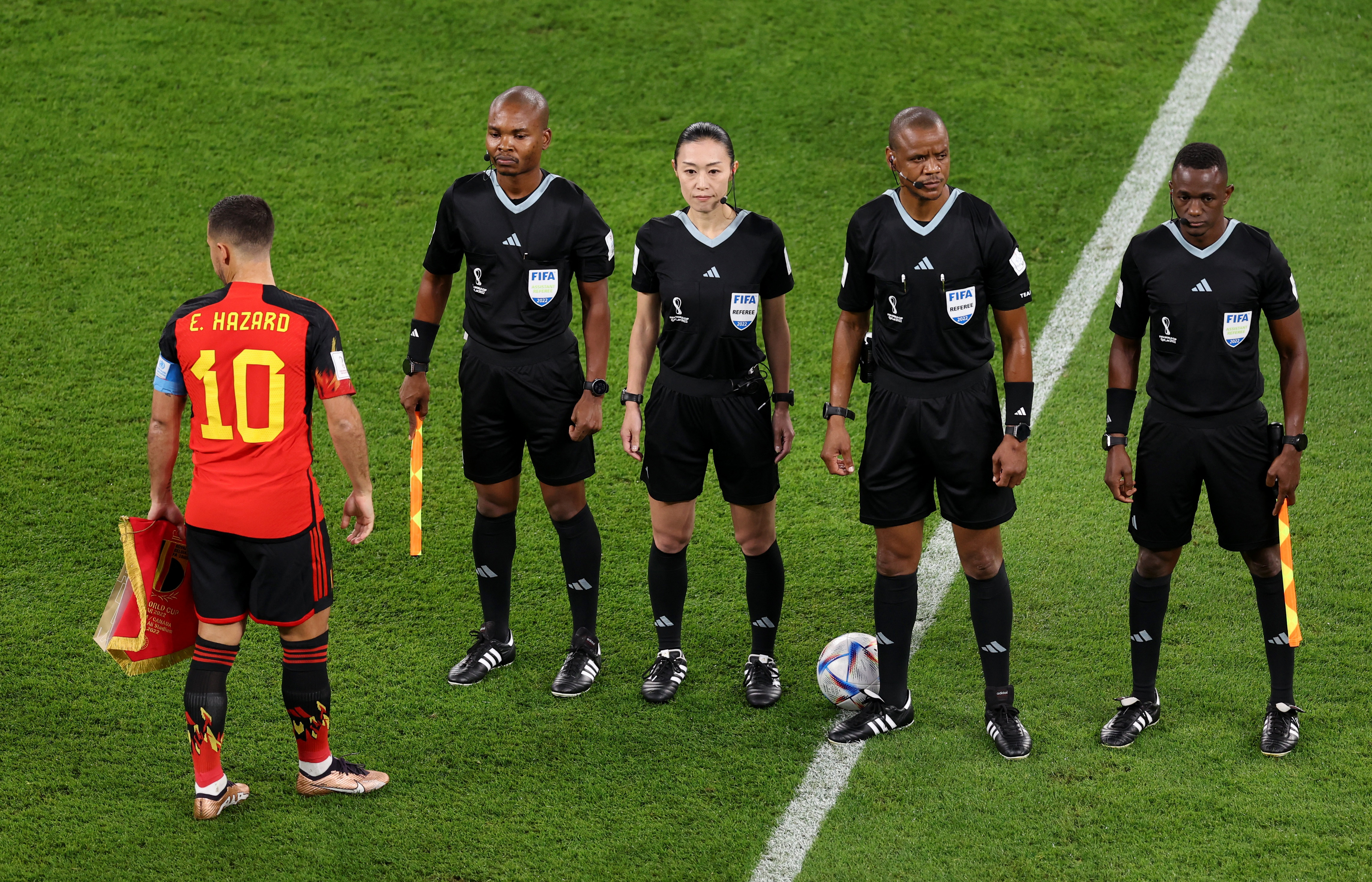 El capitán de Bélgica, Eden Hazard, con el referí principal, Janny Sikazwe, y sus asistentes: Jerson Dos Santos, Arsenio Maringule y Yoshimi Yamashita (REUTERS/Molly Darlington)