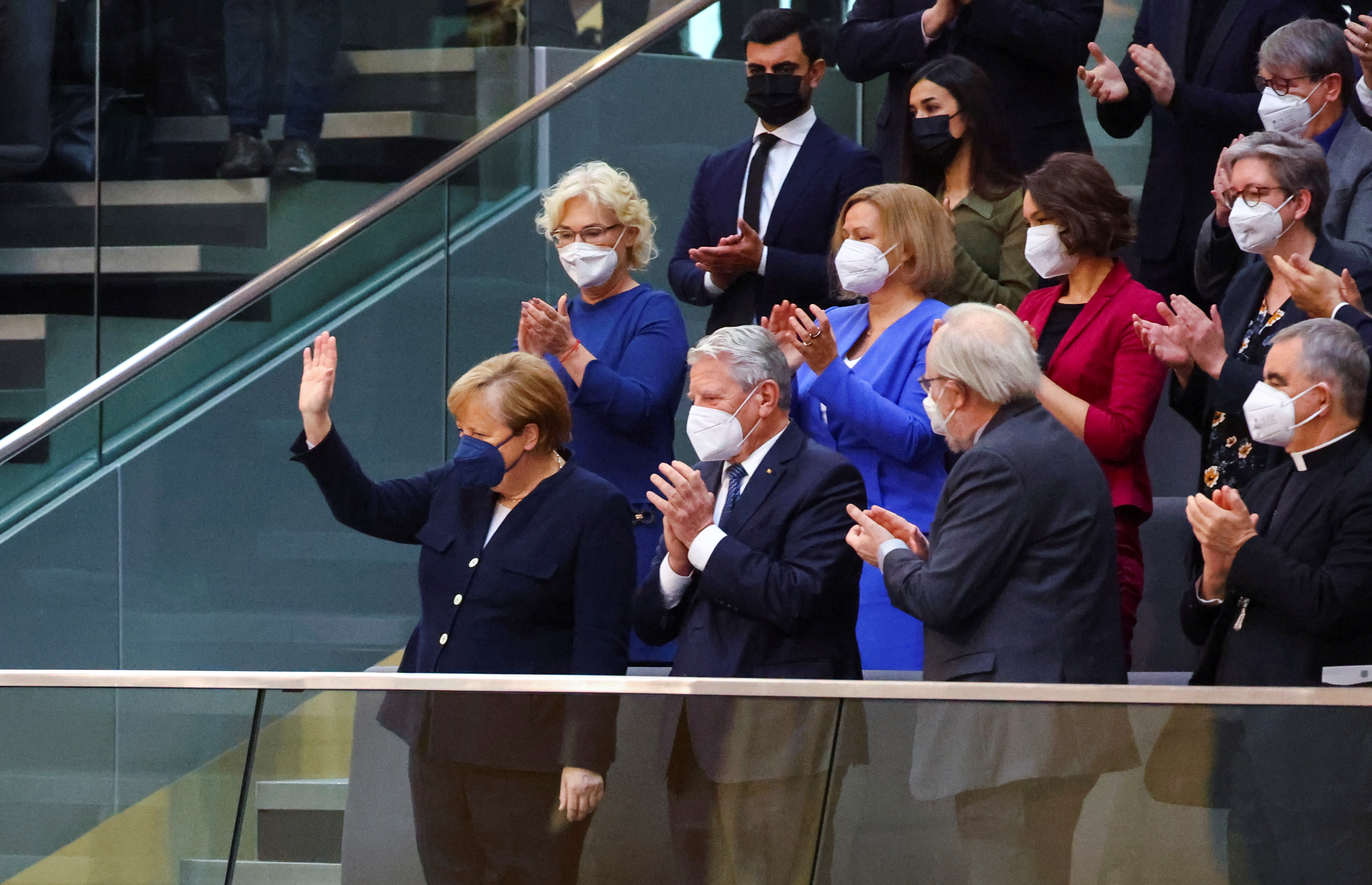 La cancillera saliente Angela Merkel fue ovacionada por el Bundestag. (REUTERS/Fabrizio Bensch)