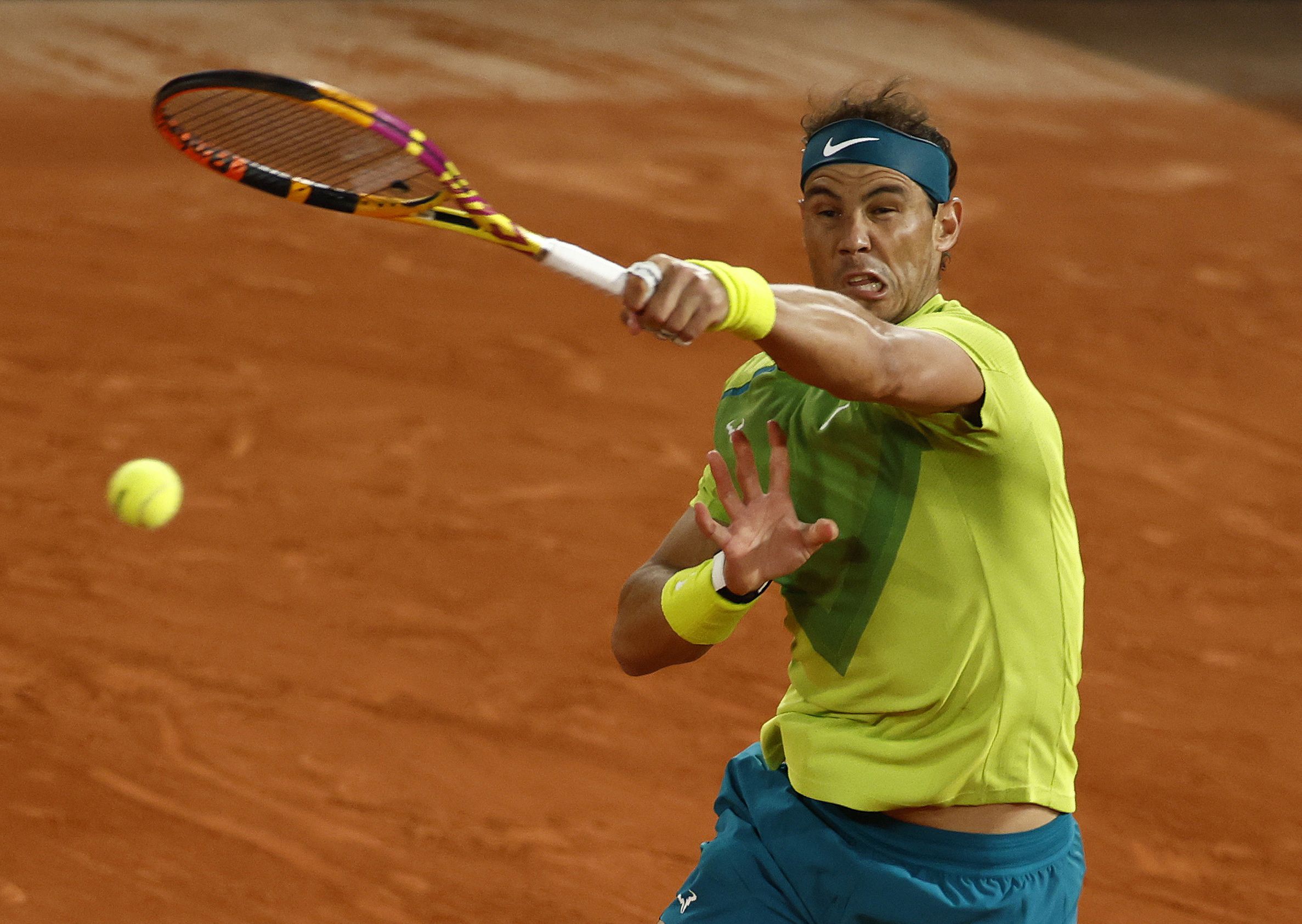 Rafael Nadal golpeó primero, pero sintió la reacción de Novak Djokovic en el segundo set (REUTERS/Yves Herman)