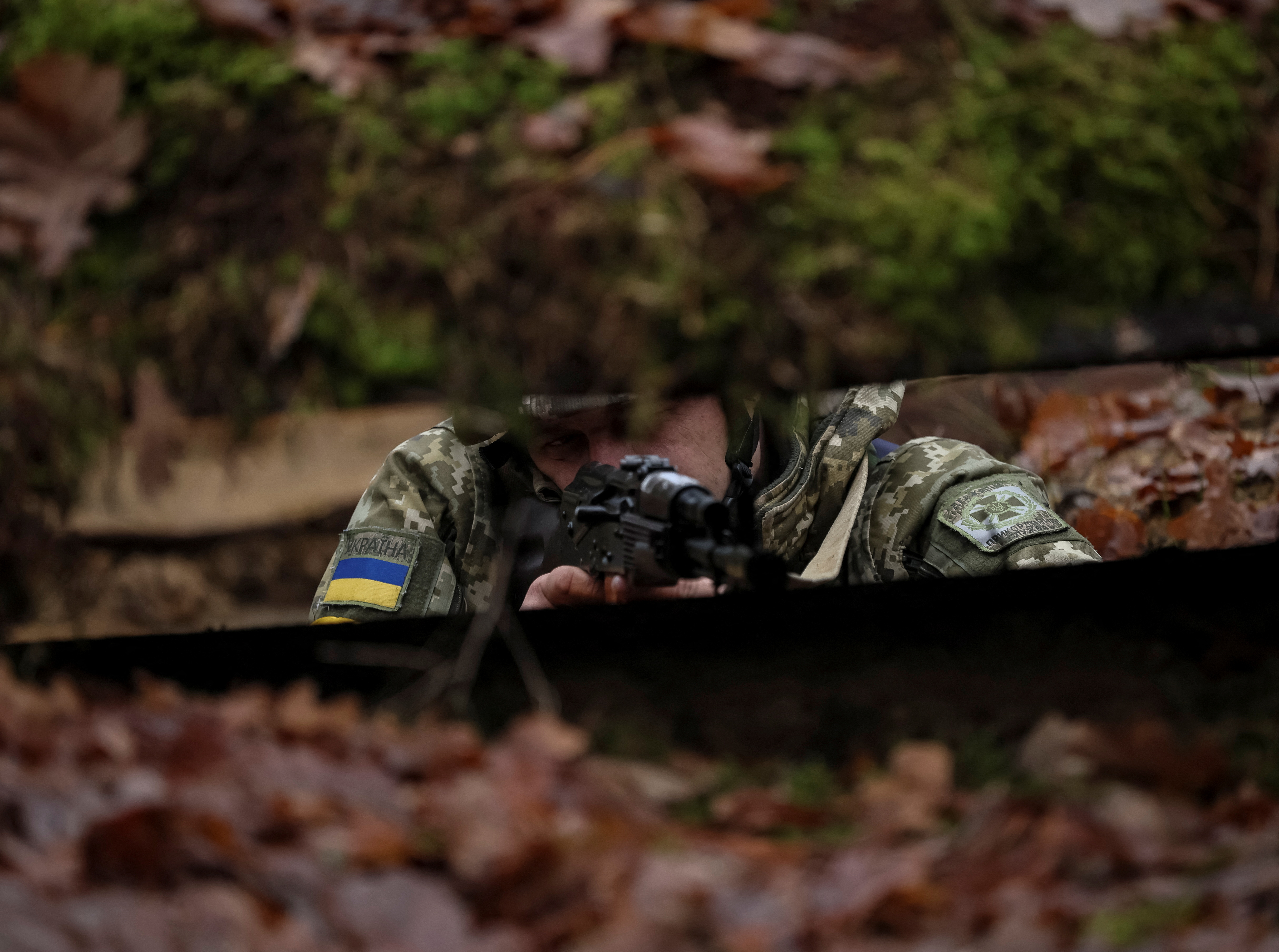 Un guardia fronterizo ucraniano es visto en su posición cerca de la frontera con Bielorrusia, en medio del ataque de Rusia a Ucrania en la región de Volyn, Ucrania 13 de enero 2023 (REUTERS)
