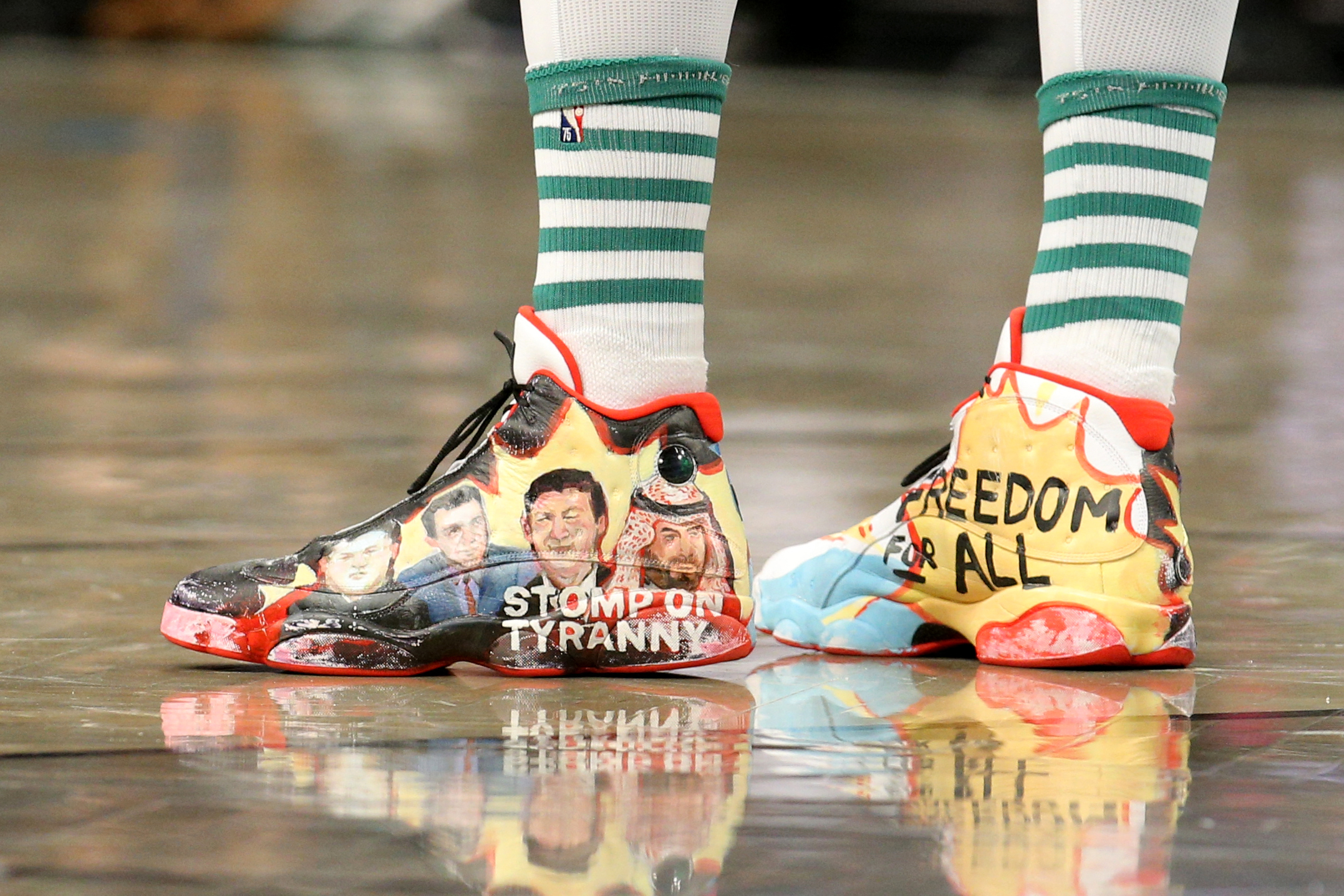 Zapatillas usadas por Enes Freedom que hablan de la tiranía en Turquía 