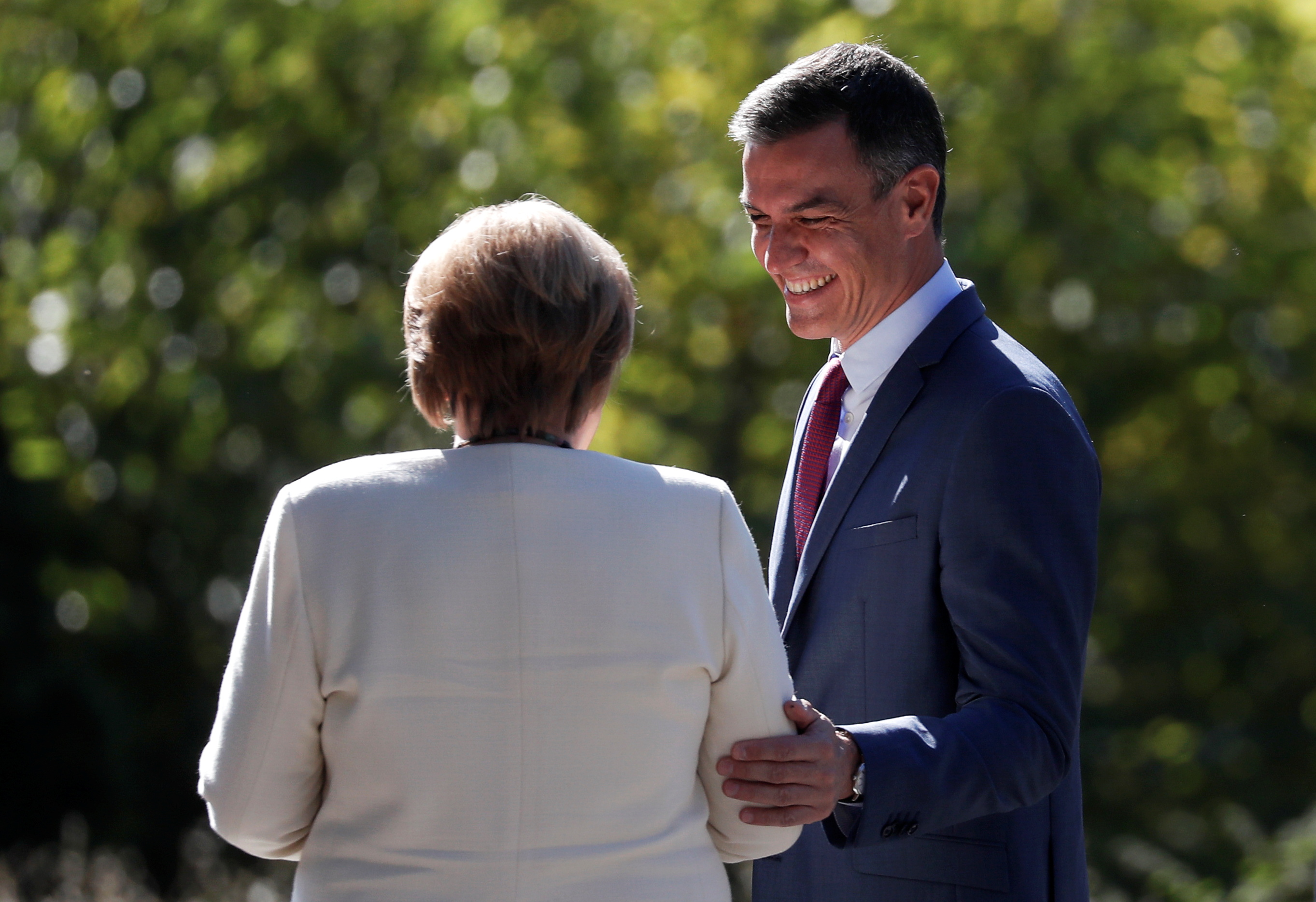 El primer ministro de España, Pedro Sánchez, reacciona al recibir a la canciller alemana Angela Merkel. REUTERS / Susana Vera