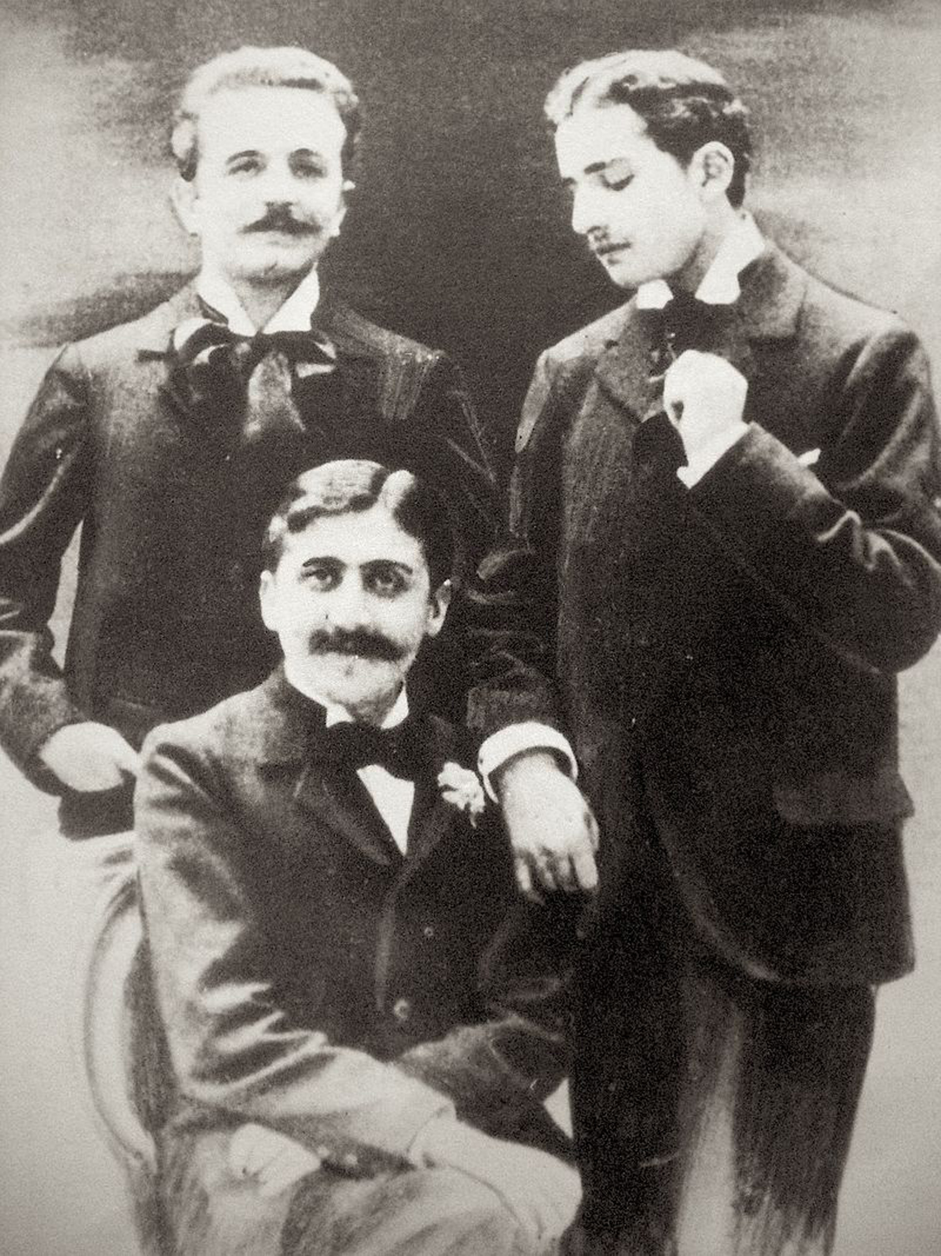 Marcel Proust junto a Robert de Fleurs y Lucien Daudet (Fuente: Wikipedia)