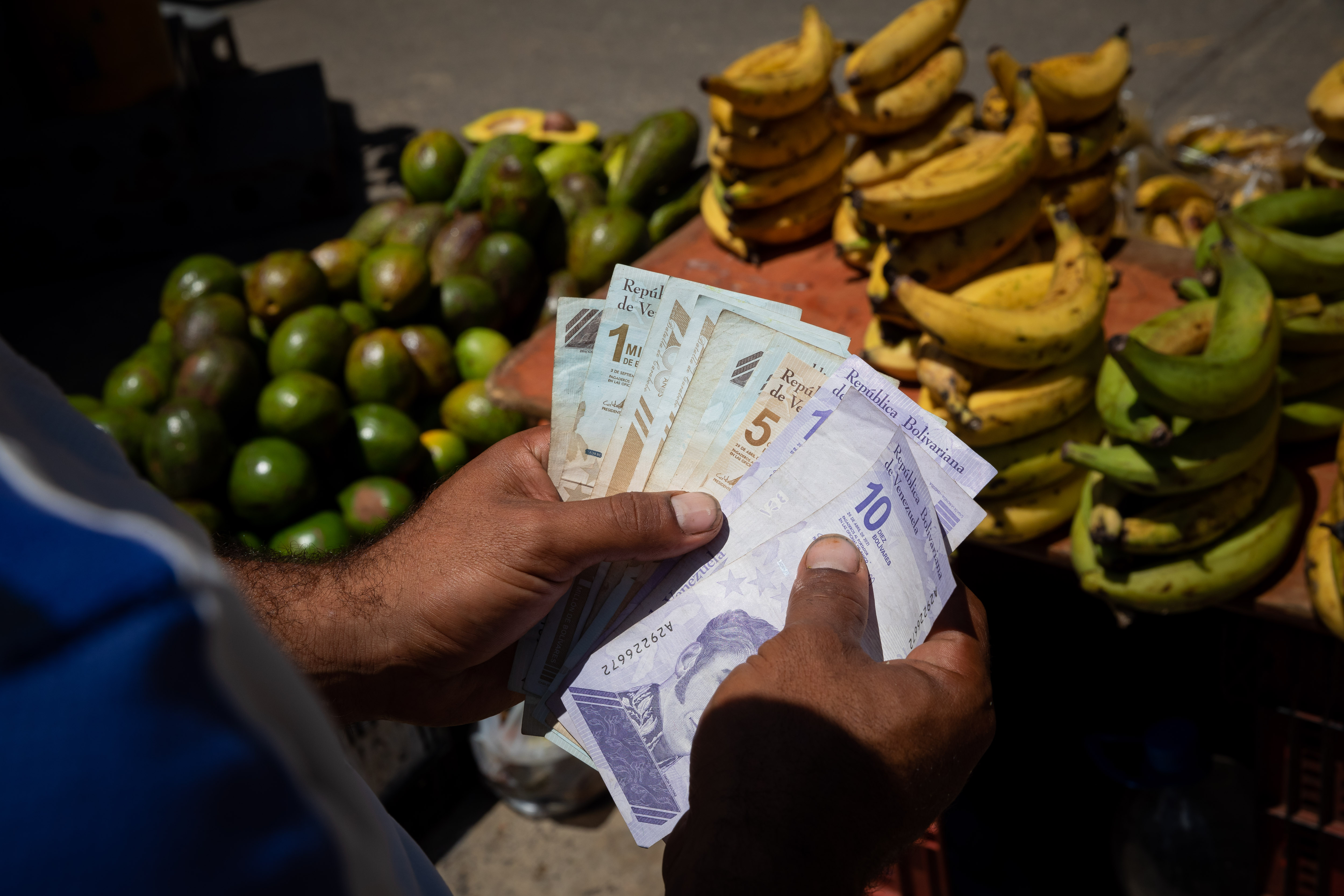 Con un salario mínimo de apenas tres dólares y medio, un venezolano necesita más de 100 para cubrir la canasta básica de alimentos