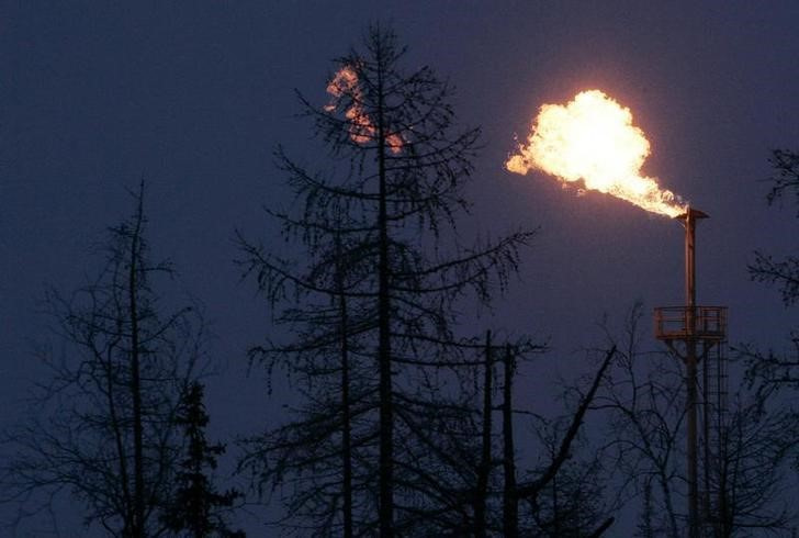 Imagen de archivo de actividad en el yacimiento de gas y petróleo de Yuzhno Russkoye, a unos 200 kilómetros de la localidad siberiana de Novy Urengoy, Rusia. 18 diciembre 2007. REUTERS/Denis Sinyakov/Archivo