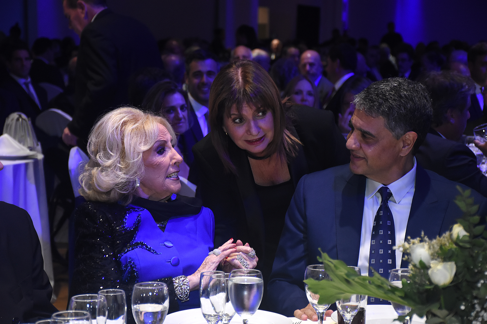 Mirtha Legrand, present at the Fundación Libertad event.  In the image with Patricia Bullrich and Jorge Macri.  (Photo: Nicholas Stulberg)