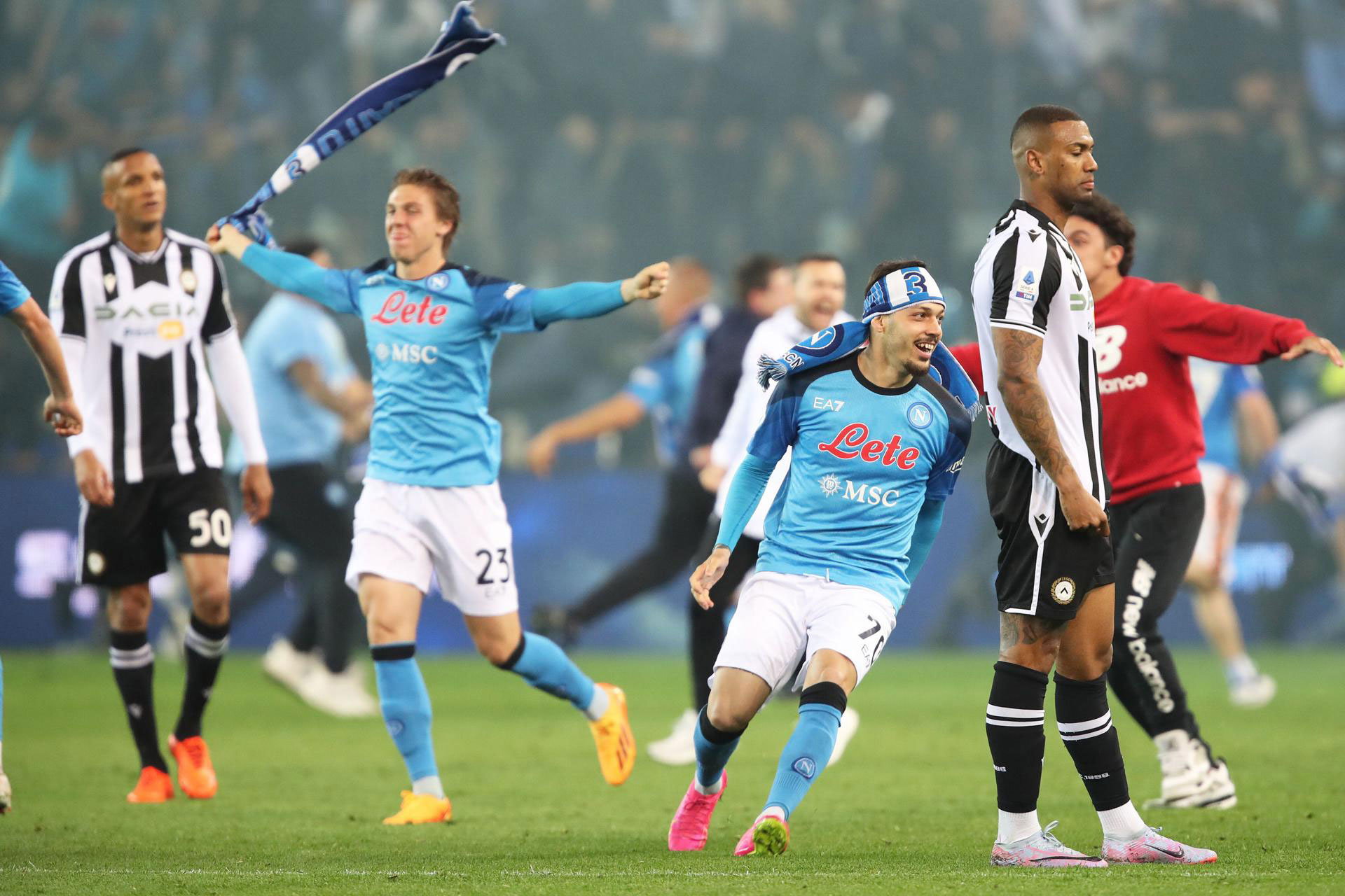 Se terminó el partido y los jugadores del Napoli desbordan de alegría