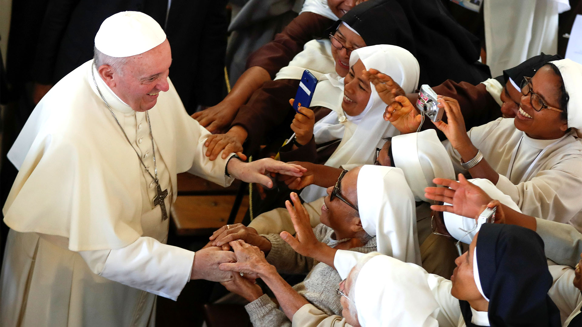 El papa Francisco con monjas de Madagascar (REUTERS/Yara Nardi)