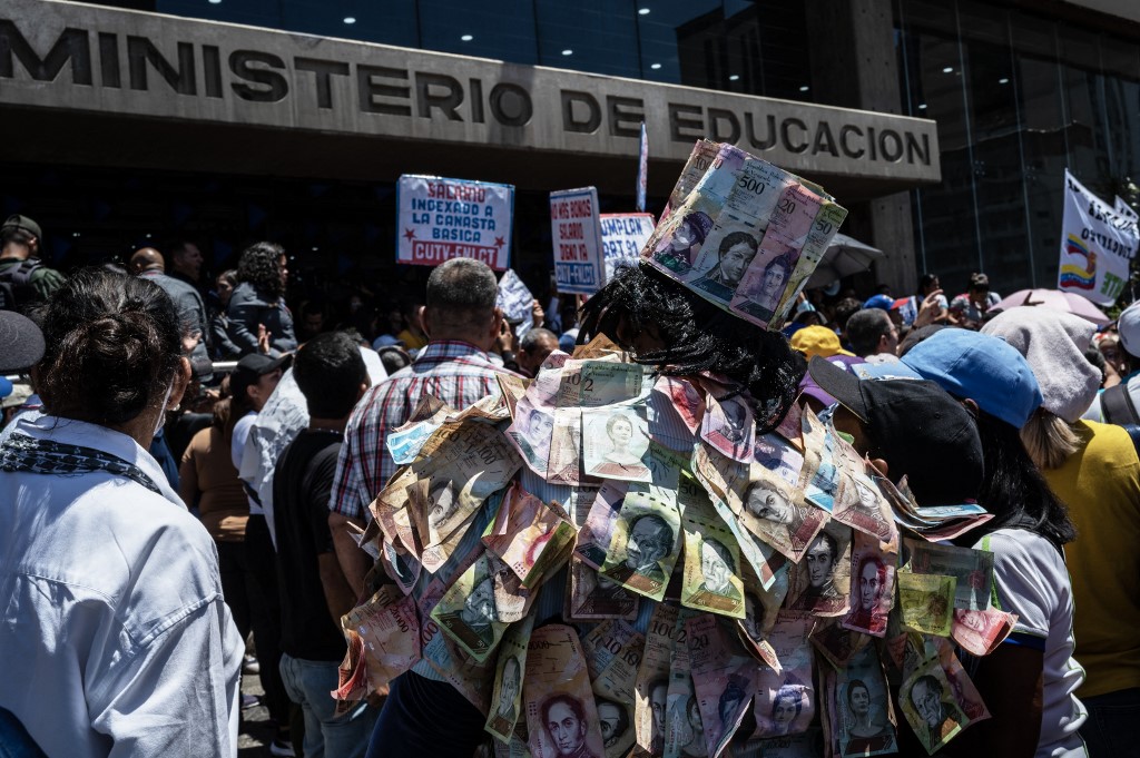 La gente participa en una manifestación frente al Ministerio de Educación. (Photo by Yuri CORTEZ / AFP)