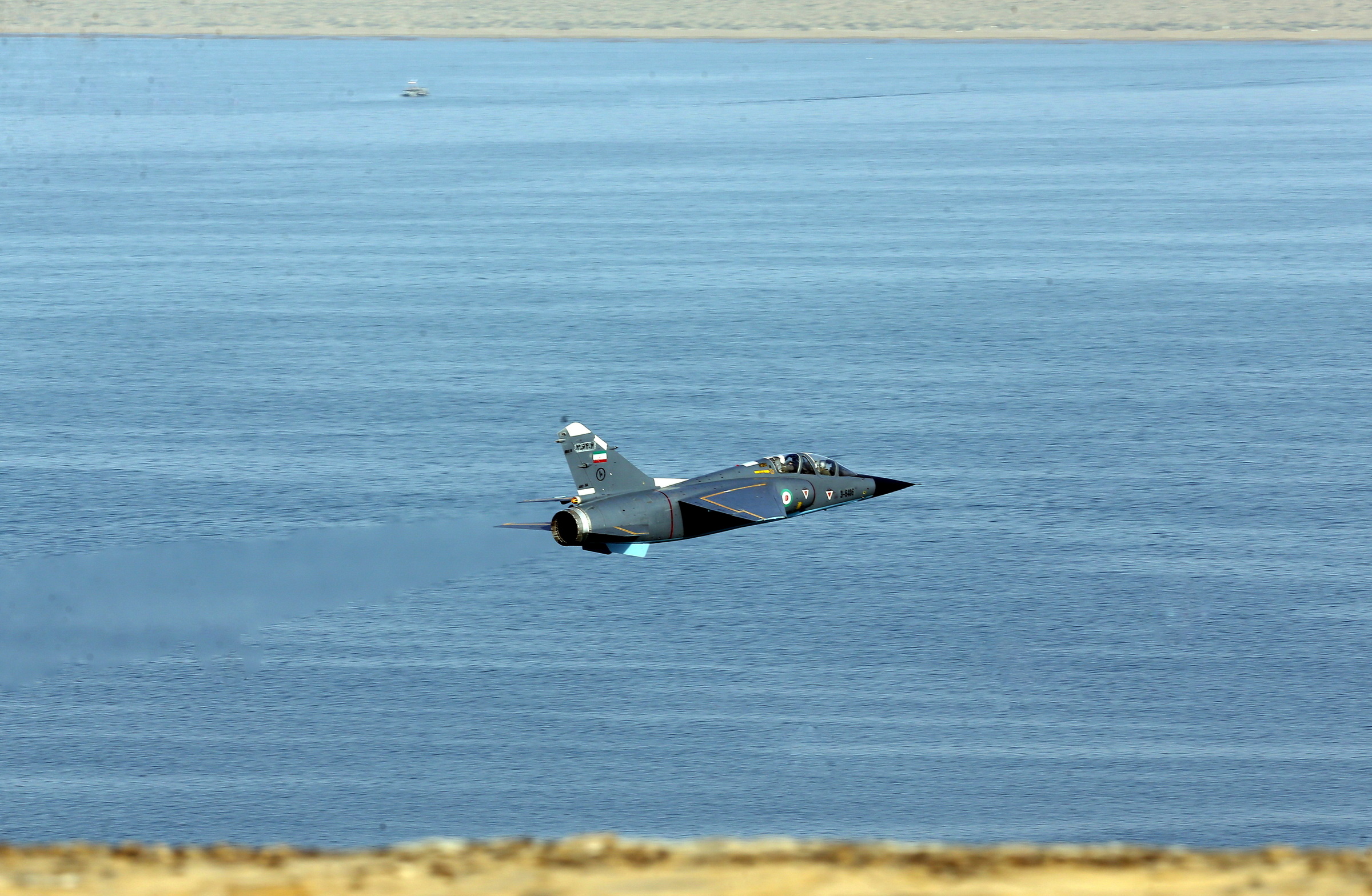 Un avión de combate iraní durante unos ejercicios en el golfo de Omán en noviembre de 2021 (Ejercito iraní/WANA/Reuters)