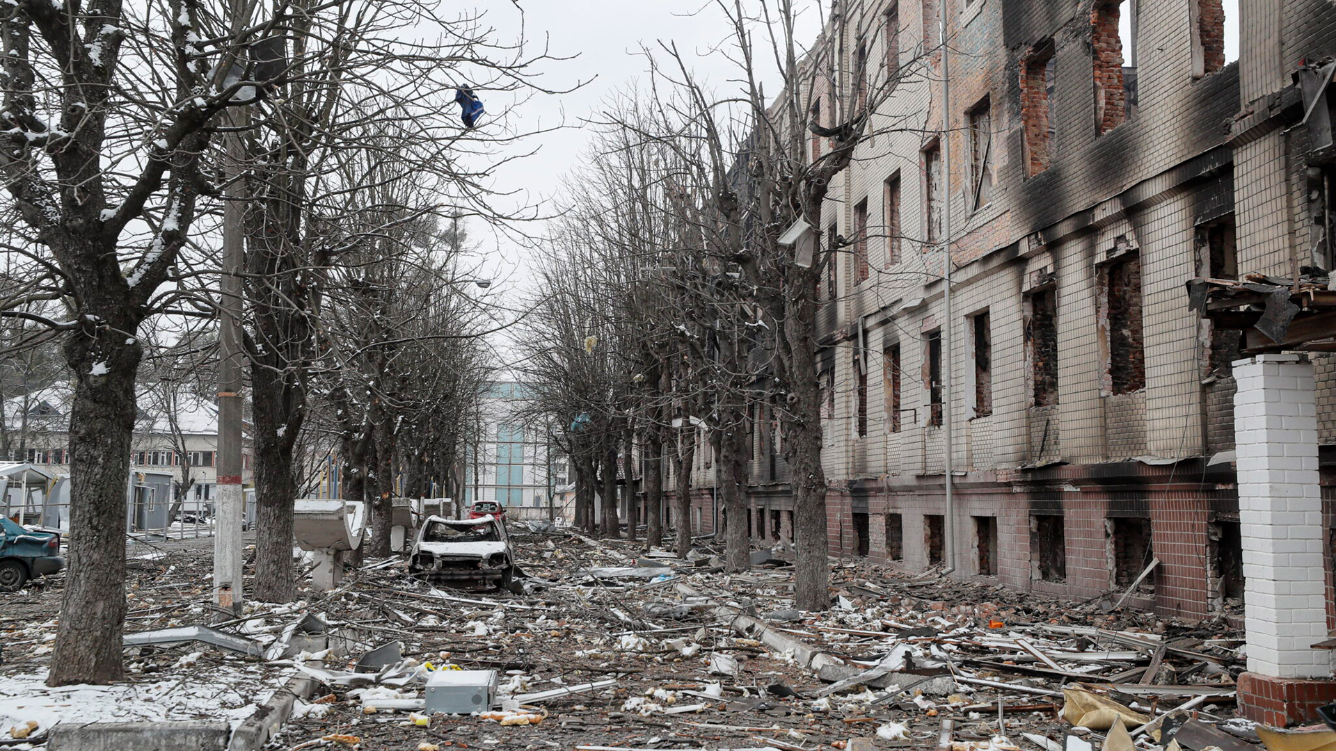 Imagen de un bombardeo sobre Ojtirka, en la región de Sumi (EFE/EPA/SERGEY DOLZHENKO/Archivo)