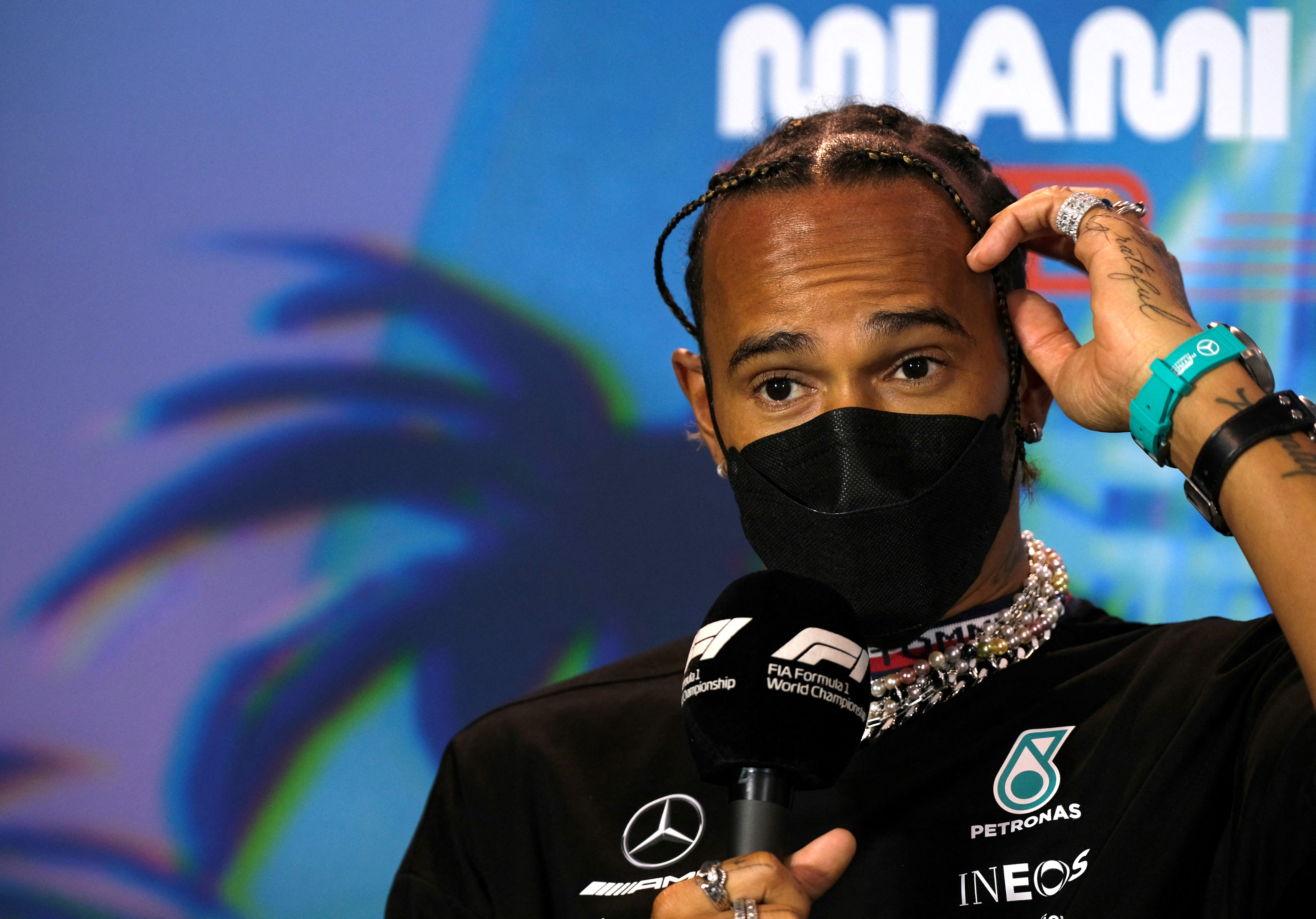 Lewis Hamilton lució varios relojes y muchos collares en Miami para protestar contra la FIA (Foto: REUTERS)