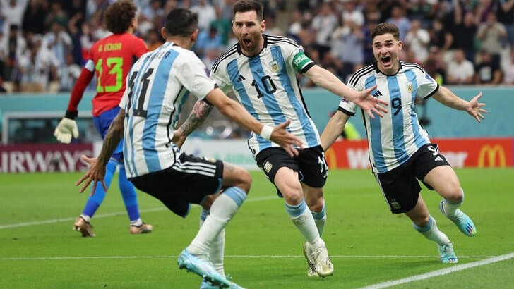 26 listopada 2022 Sobotnie zdjęcie argentyńskiego napastnika Lionela Messiego świętuje po strzeleniu gola przeciwko Meksykowi z Julianem Alvarezem i Angelem Di Marią.