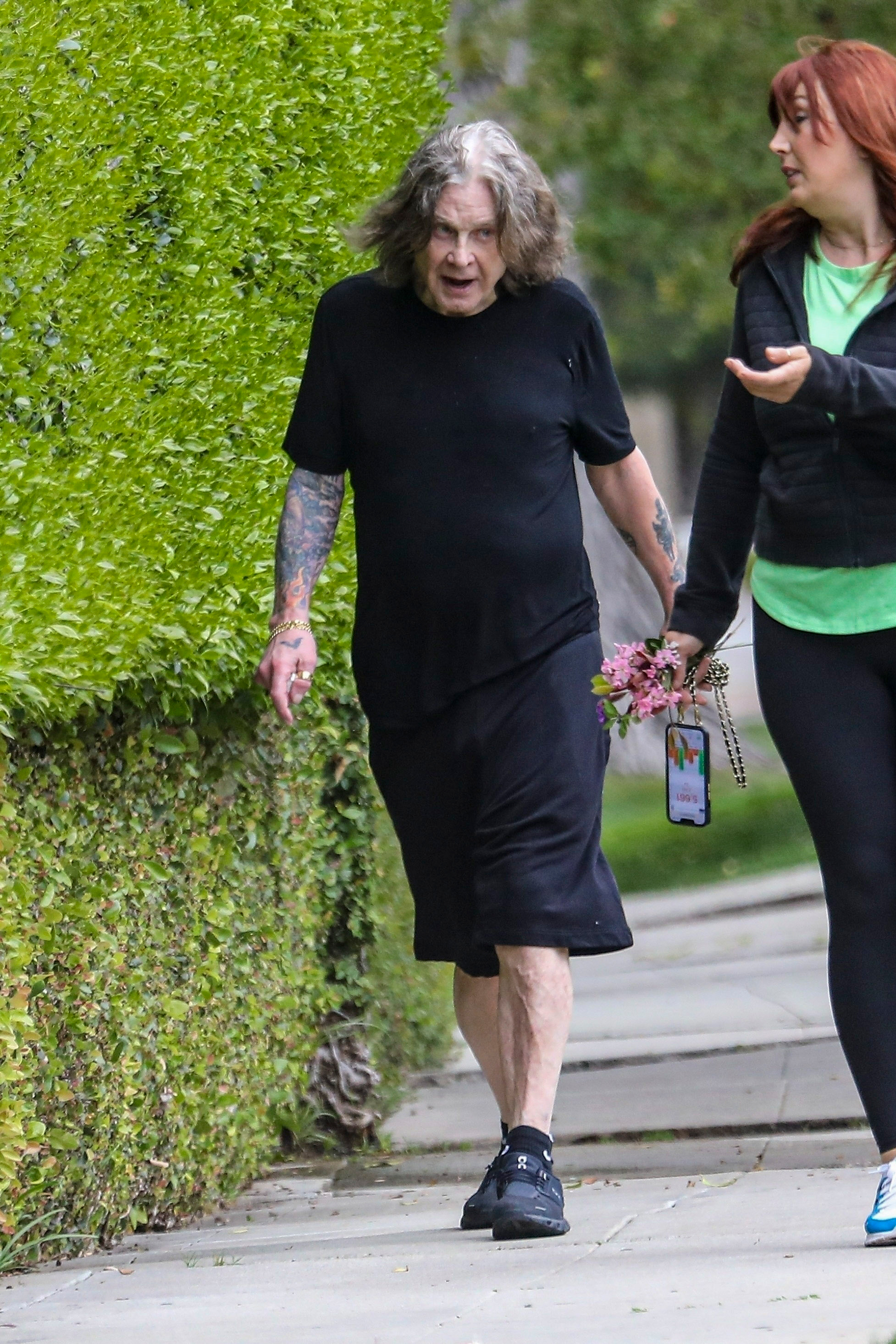 Las fotos de Ozzy Osbourne paseando sin su bastón en medio de su lucha  contra el Parkinson - Infobae