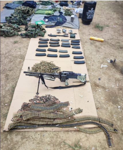 El personal militar decomisó una ametralladora, seis granadas de mano, más de 2.200 municiones de distinto calibre, 21 alimentadoras fusil M16. (Foto: Fuerzas Armadas de Ecuador)