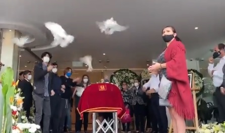 En la funeraria se liberaron palomas blancas para despedir a Xavier Ortiz (Captura de pantalla Twitter: @Mariana_Zepeda)
