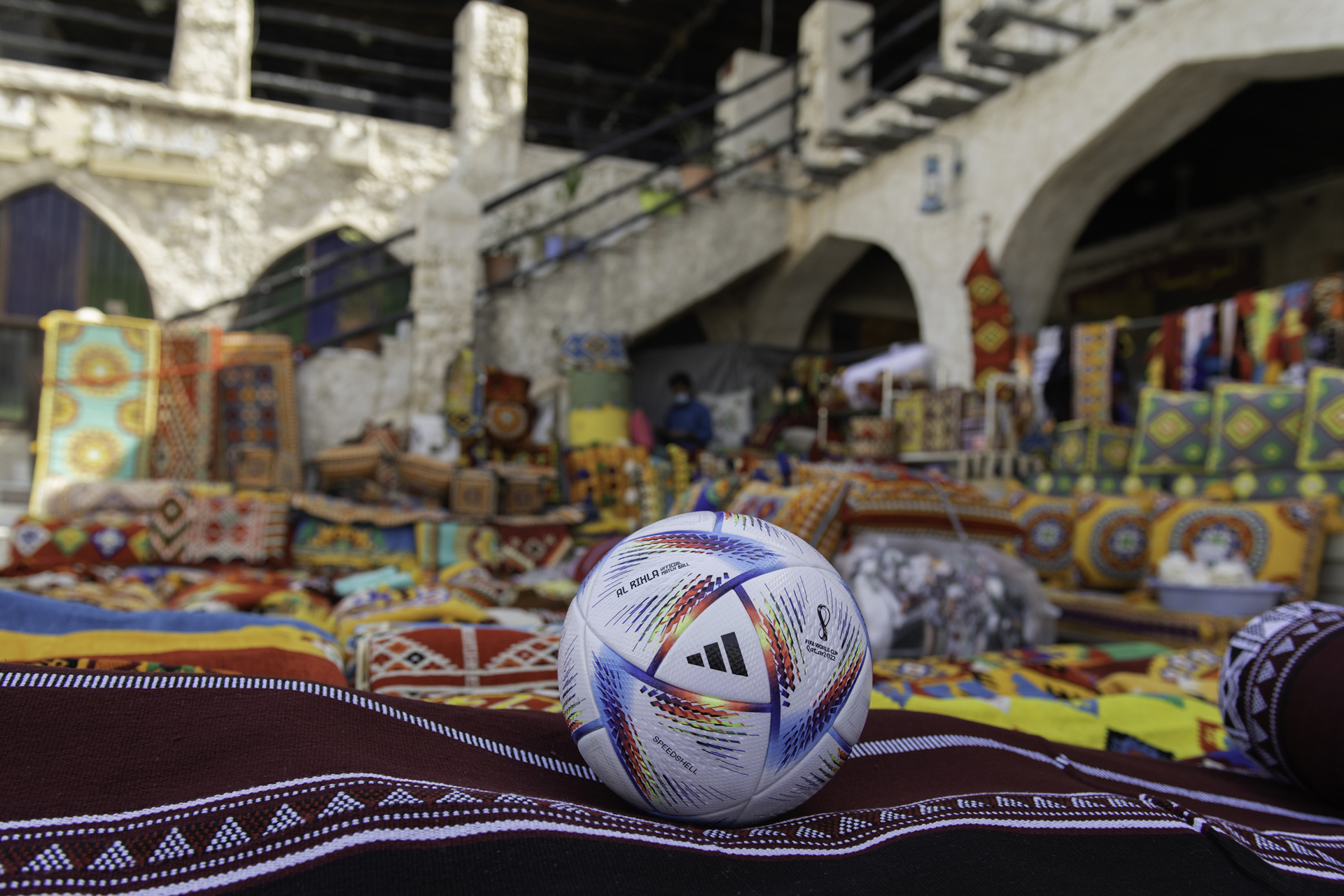 Ils Ont Présenté Le Ballon De La Coupe Du Monde Inspiré Par La Culture Du Qatar Et Avec Une
