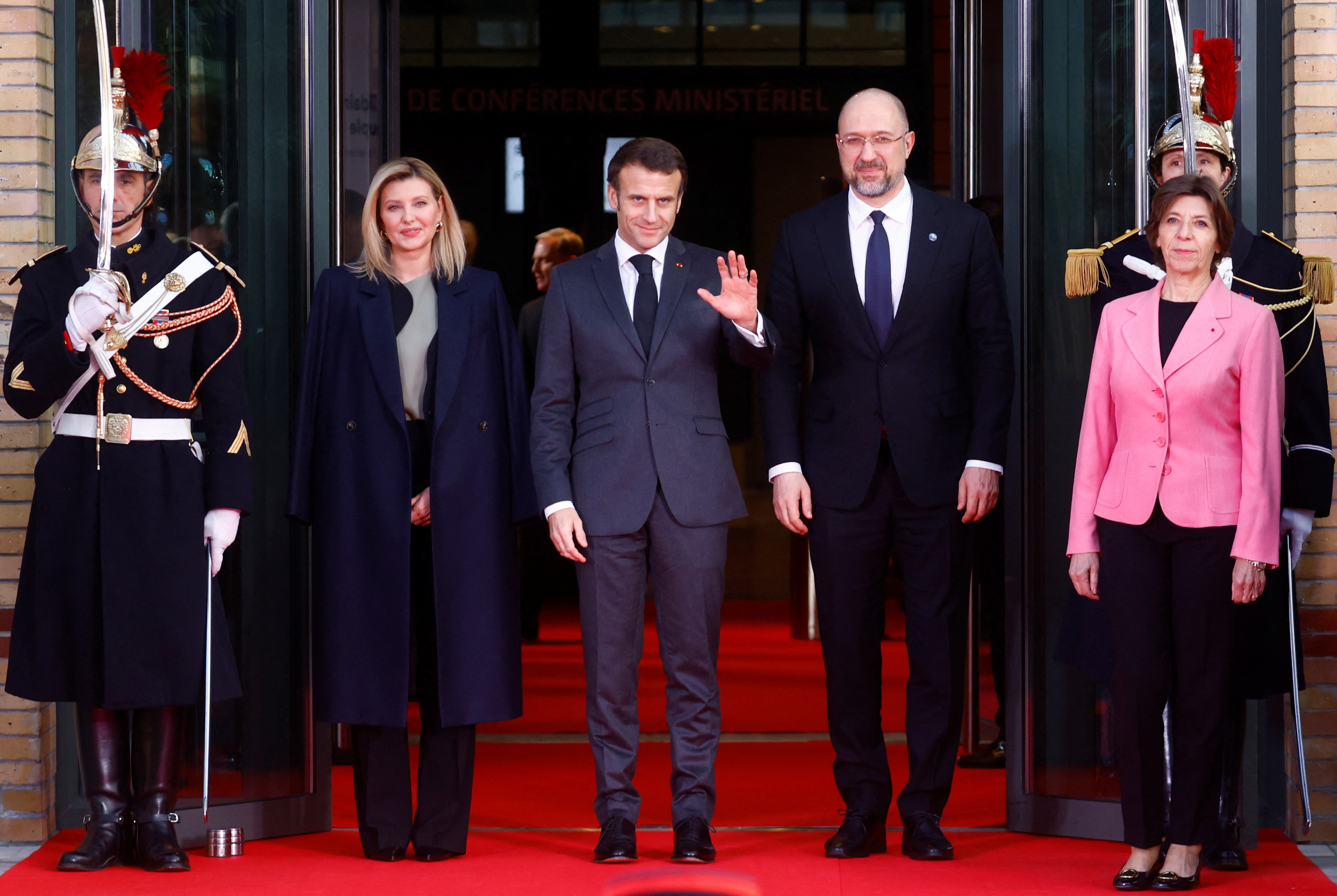 El primer ministro de Ucrania, Denys Chmyhal, y la primera dama de ese país, Olena Zelenska, viajaron a París en representación del Gobierno de Volodimir Zelensky. (REUTERS/Gonzalo Fuentes)