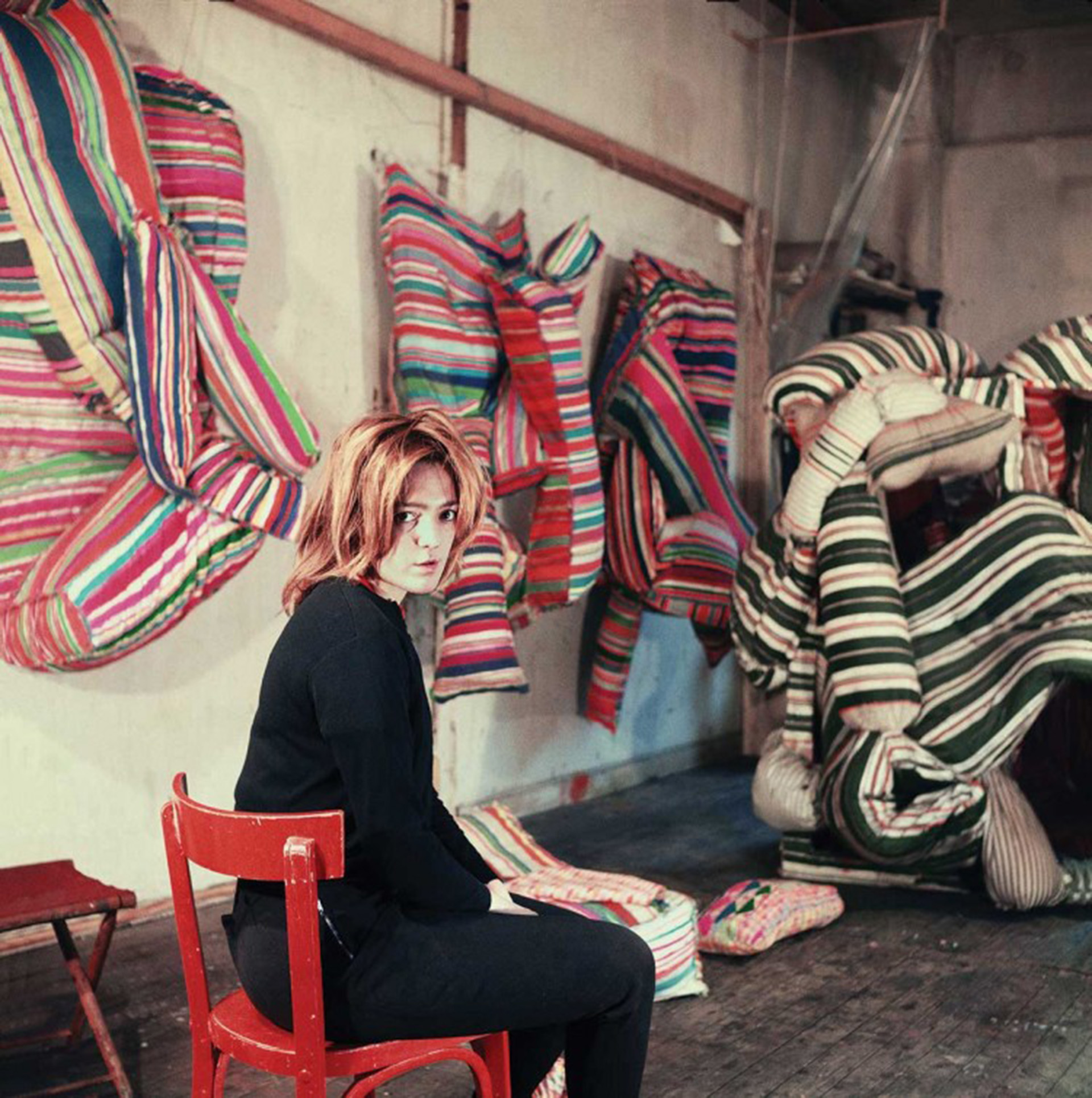 Marta Minujín en 1963 con sus primera obras hechas de colchones en su taller de París