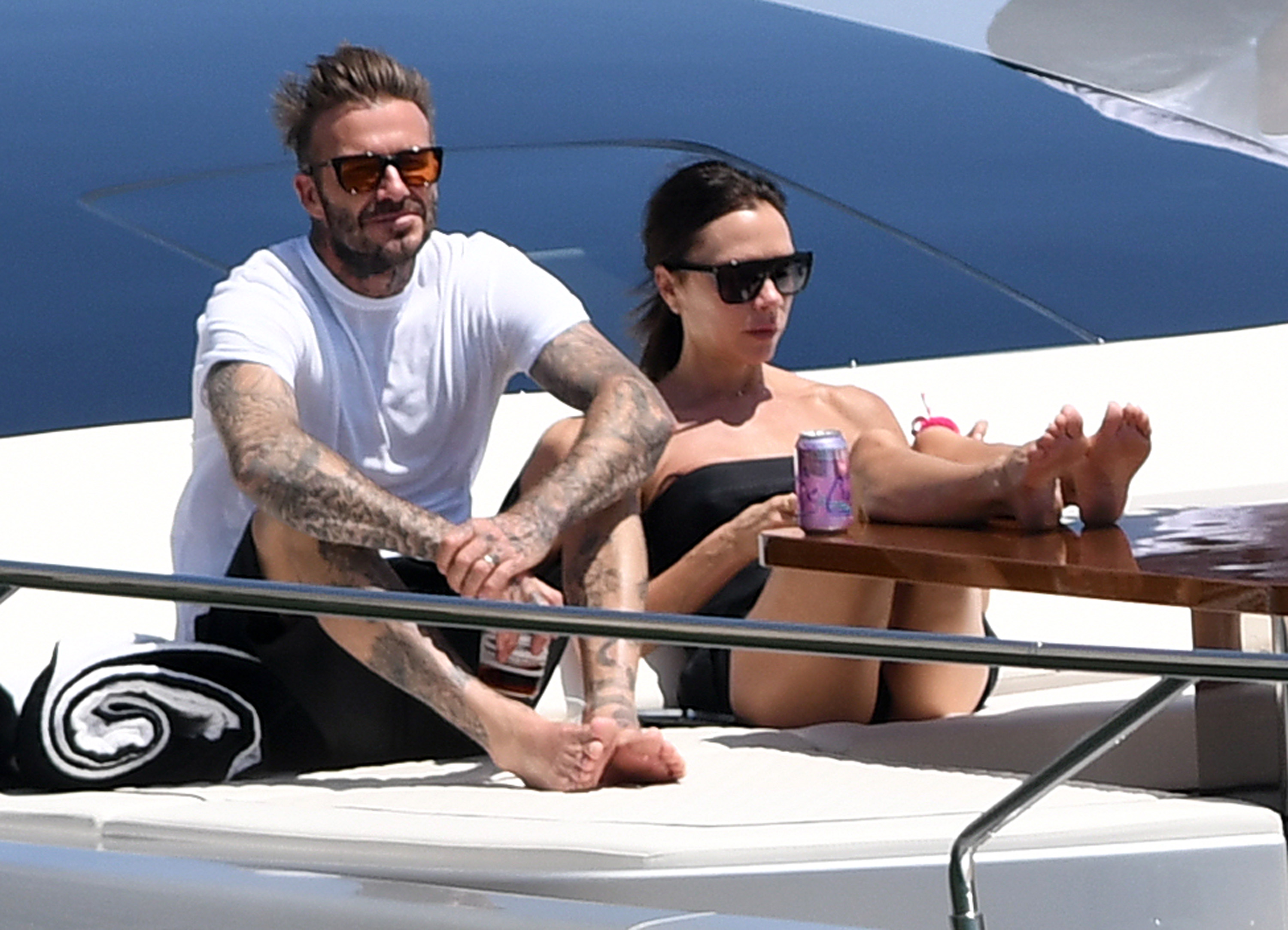 Un paseo distinto. David y Victoria Beckham salieron en un lujoso yate por Miami para disfrutar de un día de sol. La pareja descansó en la embarcación junto a sus hijos. Toda la familia regresó por la tarde, cuando ya había bajado el sol