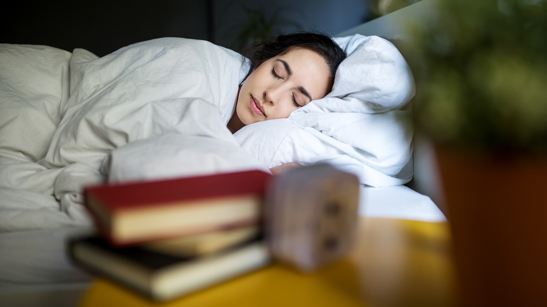 Un creciente cuerpo de investigación sugiere que puede haber una forma más sencilla de mejorar el sueño, y eso es mejorando lo que comemos (Getty Images)