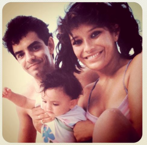 Eugenio Derbez y Gabriela Michelle cargando a Aislinn cuando era una bebé (Foto: Instagram/@aislinnderbez)